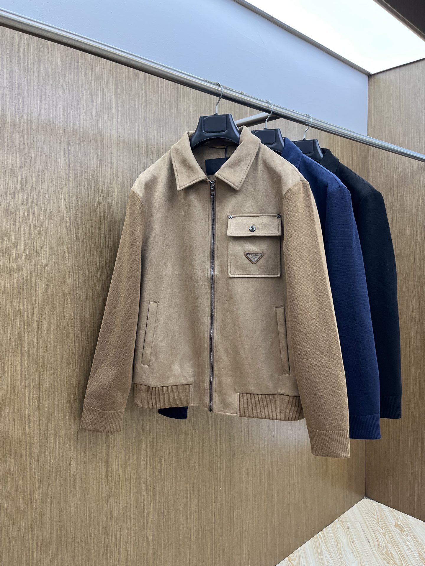 NO:516473,Autumn and Winter PD autumn and Winter exclusively for the latest fashionable autumn and winter jackets. A jacket with a classic design and appearance are even more attractive. The quality is not picky and you can buy it directly. You can’t get it wrong! Through the detailed pictures, you can feel its powerful aura, and the temperature concentration and keep warm is significant. Fjj doesn’t have to worry about a little chill! It is both fashionable and functional, and the whole style looks more luxurious and elegant! Size M-3XL, Jackets & coats, Jackets & coats, Alexander wang19860909秋冬 PD秋冬独家专供最新时尚秋冬夹克 经典设计感与颜值爆棚的外套,品质更是无法挑剔品控可以直接入手,不容过错的高端臻品！通过细节图片便可感受到它强悍的气场,聚温保暖效果显著,fjj完全不用担心会有一点寒意！时尚与功能性兼备,整款显得更加的奢华大气！ 尺码M-3XL,,jackets & coats,jackets & coats,alexander wang,Men's clothing