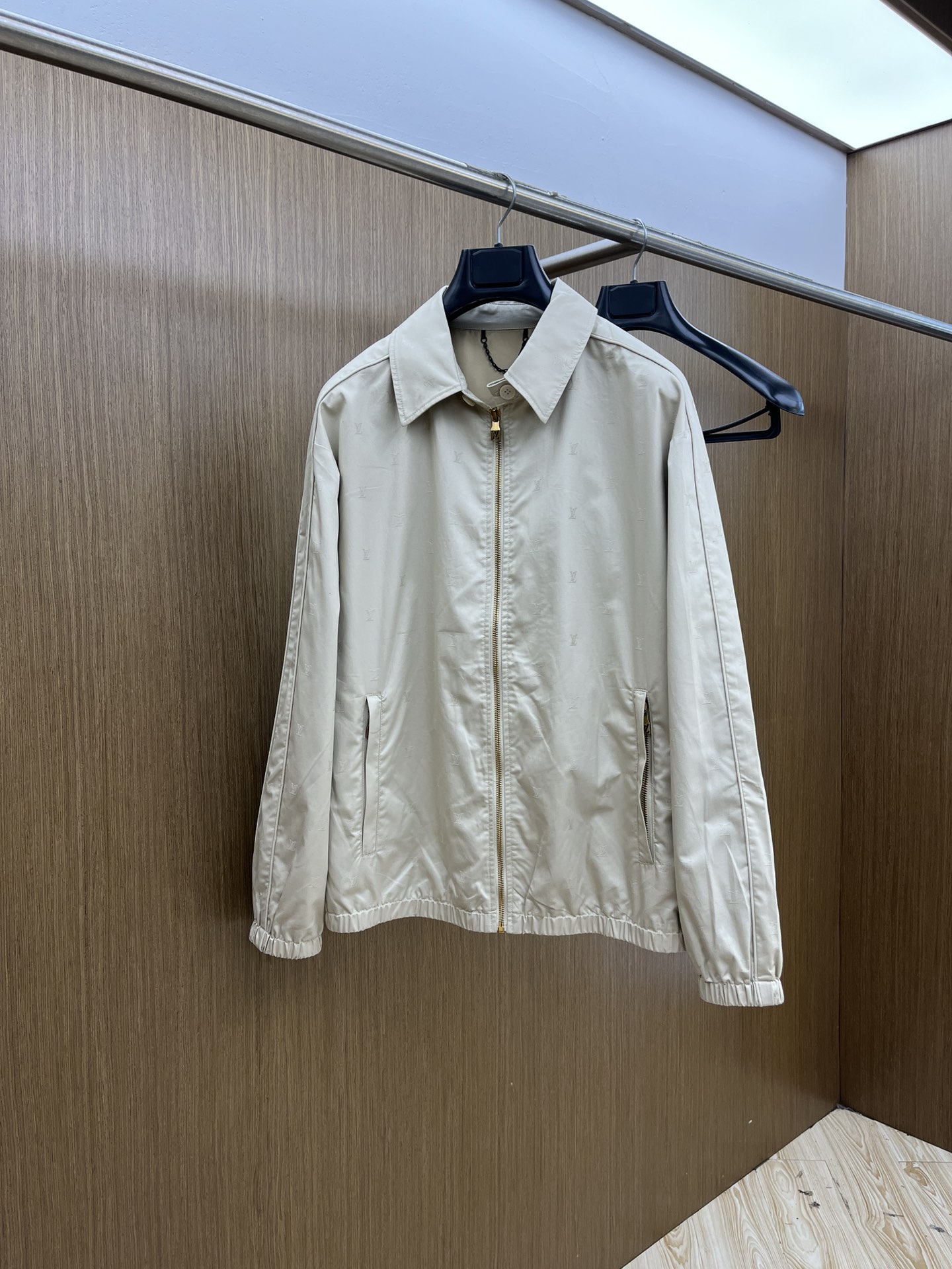 NO:516475,Autumn and Winter LV 1955ss early autumn new lapel jacket jacket, autumn popular jacket, comfortable and slim when worn, lazy and casual, combined with clean and simple colors, it is particularly pleasing to the eye. FJJ is suitable for daily wear~ I love to launch sports items embellished with vitality prints!  Size 48-56, louis vuitton,jackets & coats,jackets & coats,alexander wang19860909秋冬 LV 1955ss早秋新款翻领夹克外套,秋季爆款外套,穿上就是舒适自在又显瘦的存在,慵懒而随性,结合干净简单的色系就特别耐看,fjj适合日常穿着~倾情推出缀饰活力印花的运动单品！ 尺码48-56,,louis vuitton,jackets & coats,jackets & coats,alexander wang,Men's clothing