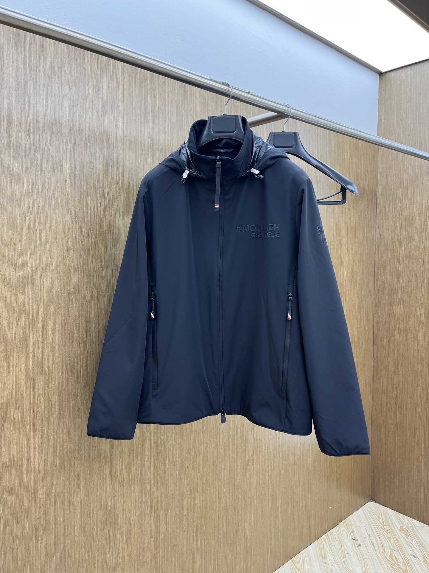 NO:516477,Autumn and Winter Mon 1955ss early autumn new hooded jacket jacket, autumn hot jacket, it is comfortable and comfortable to wear, lazy and casual, combined with clean and simple colors, it is particularly pleasing to the eye. FJJ is suitable for daily wear~ I love to launch sports items embellished with vitality prints!  Size 48-56, Jackets & coats, Jackets & coats, Hats, Alexander wang19860909秋冬 Mon 1955ss早秋新款连帽夹克外套,秋季爆款外套,穿上就是舒适自在又显瘦的存在,慵懒而随性,结合干净简单的色系就特别耐看,fjj适合日常穿着~倾情推出缀饰活力印花的运动单品！ 尺码48-56,,jackets & coats,jackets & coats,hats,alexander wang,Men's clothing