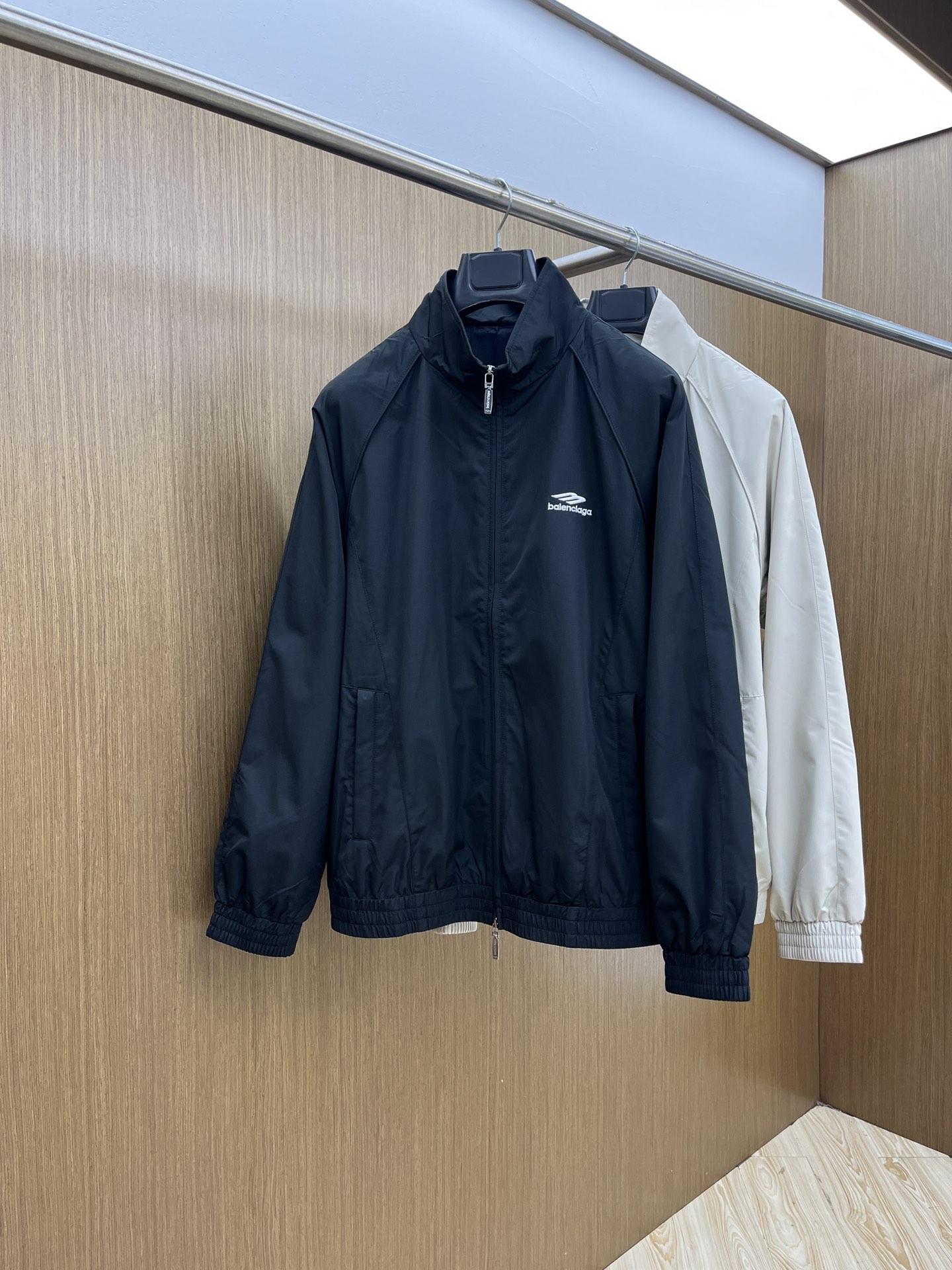 NO:516479,Autumn and Winter BBG 1955ss early autumn new stand-up collar jacket, autumn popular jacket, it is comfortable and slim when worn, lazy and casual, combined with clean and simple colors, it is particularly pleasing to look at. FJJ is suitable for daily wear~ I love to launch sports items embellished with vitality prints!  Size 48-56, Jackets & coats, Jackets & coats, Alexander wang19860909秋冬 BBG 1955ss早秋新款立领夹克外套,秋季爆款外套,穿上就是舒适自在又显瘦的存在,慵懒而随性,结合干净简单的色系就特别耐看,fjj适合日常穿着~倾情推出缀饰活力印花的运动单品！ 尺码48-56,,jackets & coats,jackets & coats,alexander wang,Men's clothing