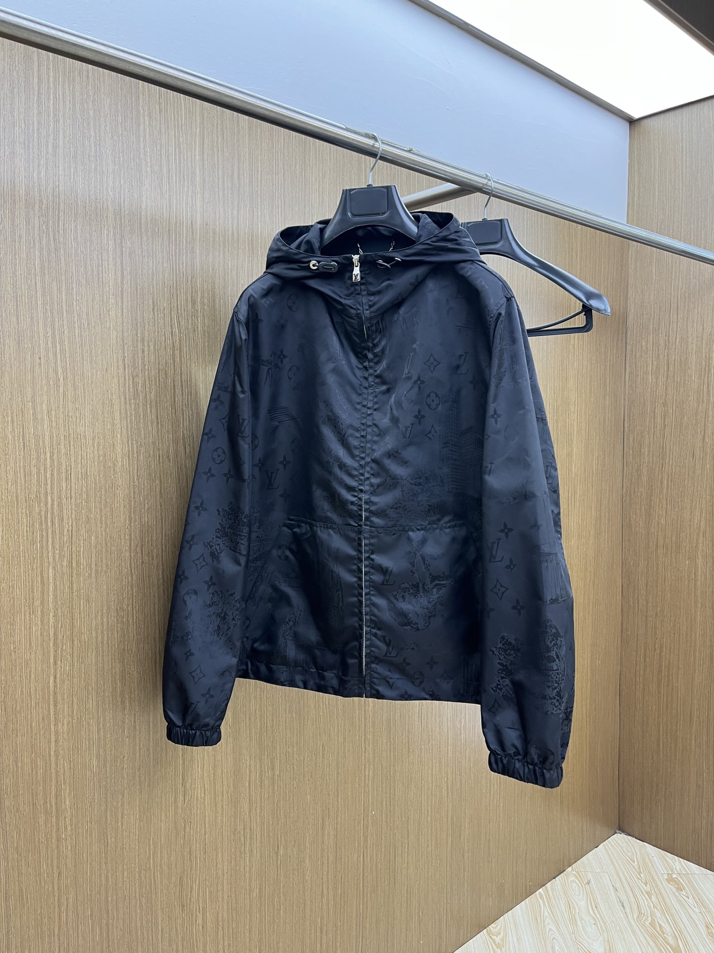 NO:516481,Autumn and Winter LV1955ss early autumn new hooded jacket jacket, autumn hot jacket, it is comfortable and comfortable to wear, lazy and casual, combined with clean and simple colors, it is particularly pleasing to the eye. FJJ is suitable for daily wear~ I love to launch sports items embellished with vitality prints!  Size 48-56, louis vuitton,jackets & coats,jackets & coats,hats,alexander wang19860909秋冬 LV1955ss早秋新款连帽夹克外套,秋季爆款外套,穿上就是舒适自在又显瘦的存在,慵懒而随性,结合干净简单的色系就特别耐看,fjj适合日常穿着~倾情推出缀饰活力印花的运动单品！ 尺码48-56,,louis vuitton,jackets & coats,jackets & coats,hats,alexander wang,Men's clothing