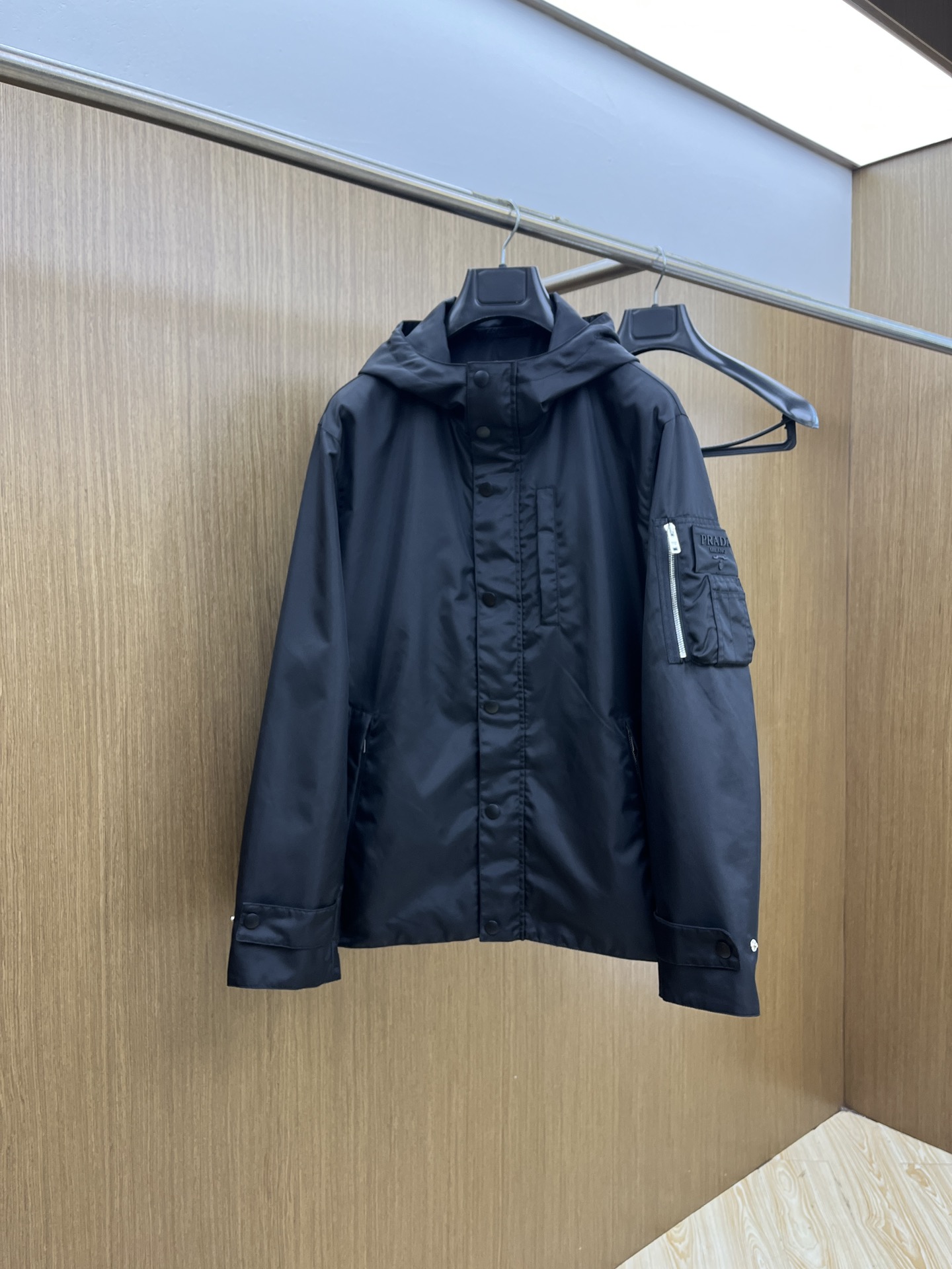 NO:516483,Autumn and Winter PD 1955ss early autumn new hooded jacket jacket, autumn hot jacket, commuter style, comfortable and slim, lazy and casual, combined with clean and simple colors, it is particularly pleasing to look at. FJJ is suitable for daily wear~ I love to launch sports items embellished with vitality prints!  Size 48-56, Jackets & coats, Jackets & coats, Hats, Alexander wang19860909秋冬 PD 1955ss早秋新款连帽夹克外套,秋季爆款外套,通勤款 穿上就是舒适自在又显瘦的存在,慵懒而随性,结合干净简单的色系就特别耐看,fjj适合日常穿着~倾情推出缀饰活力印花的运动单品！ 尺码48-56,,jackets & coats,jackets & coats,hats,alexander wang,Men's clothing