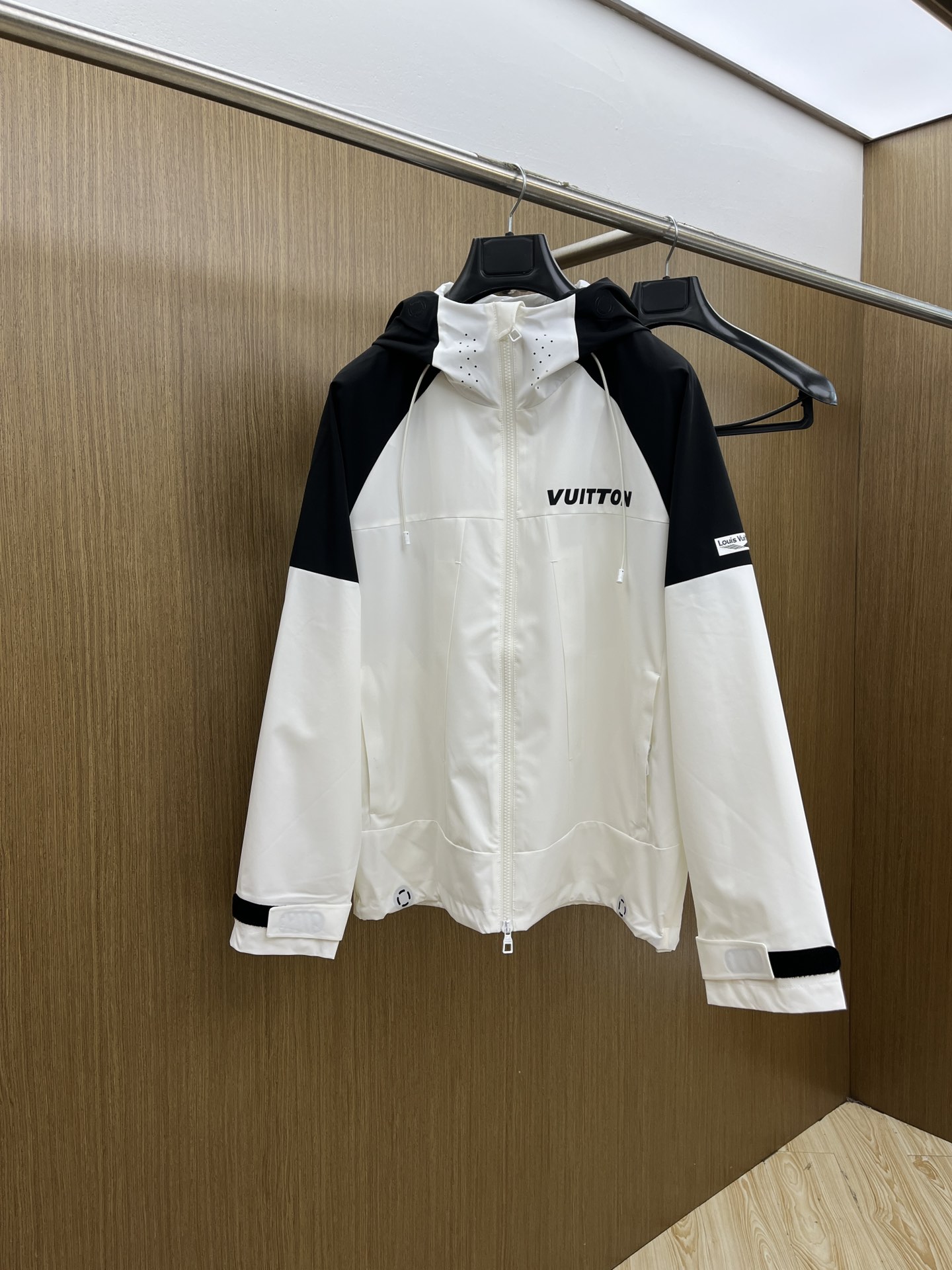 NO:516486,Autumn and Winter Lv 1955ss early autumn new hooded jacket jacket, autumn hot jacket, commuter style, comfortable and slim, lazy and casual, combined with clean and simple colors, it is particularly pleasing to look at. FJJ is suitable for daily wear~ I love to launch sports items embellished with vitality prints!  Size 48-56, louis vuitton,jackets & coats,jackets & coats,hats,alexander wang19860909秋冬 Lv 1955ss早秋新款连帽夹克外套,秋季爆款外套,通勤款 穿上就是舒适自在又显瘦的存在,慵懒而随性,结合干净简单的色系就特别耐看,fjj适合日常穿着~倾情推出缀饰活力印花的运动单品！ 尺码48-56,,louis vuitton,jackets & coats,jackets & coats,hats,alexander wang,Men's clothing