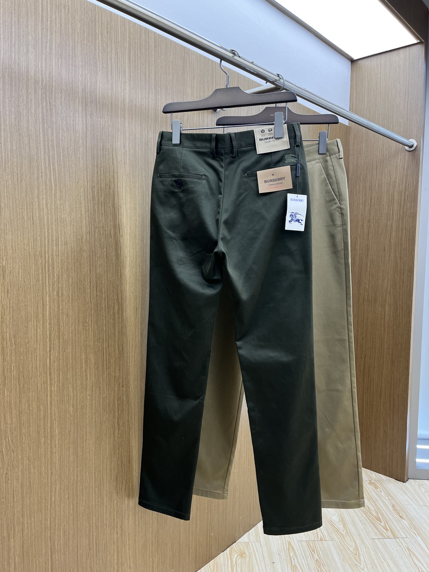 秋冬 BBR 🔥ss秋冬新品，官网同步有售，男士高端商务休闲西裤，高端进口面料，带弹力，后面采用硅胶字母