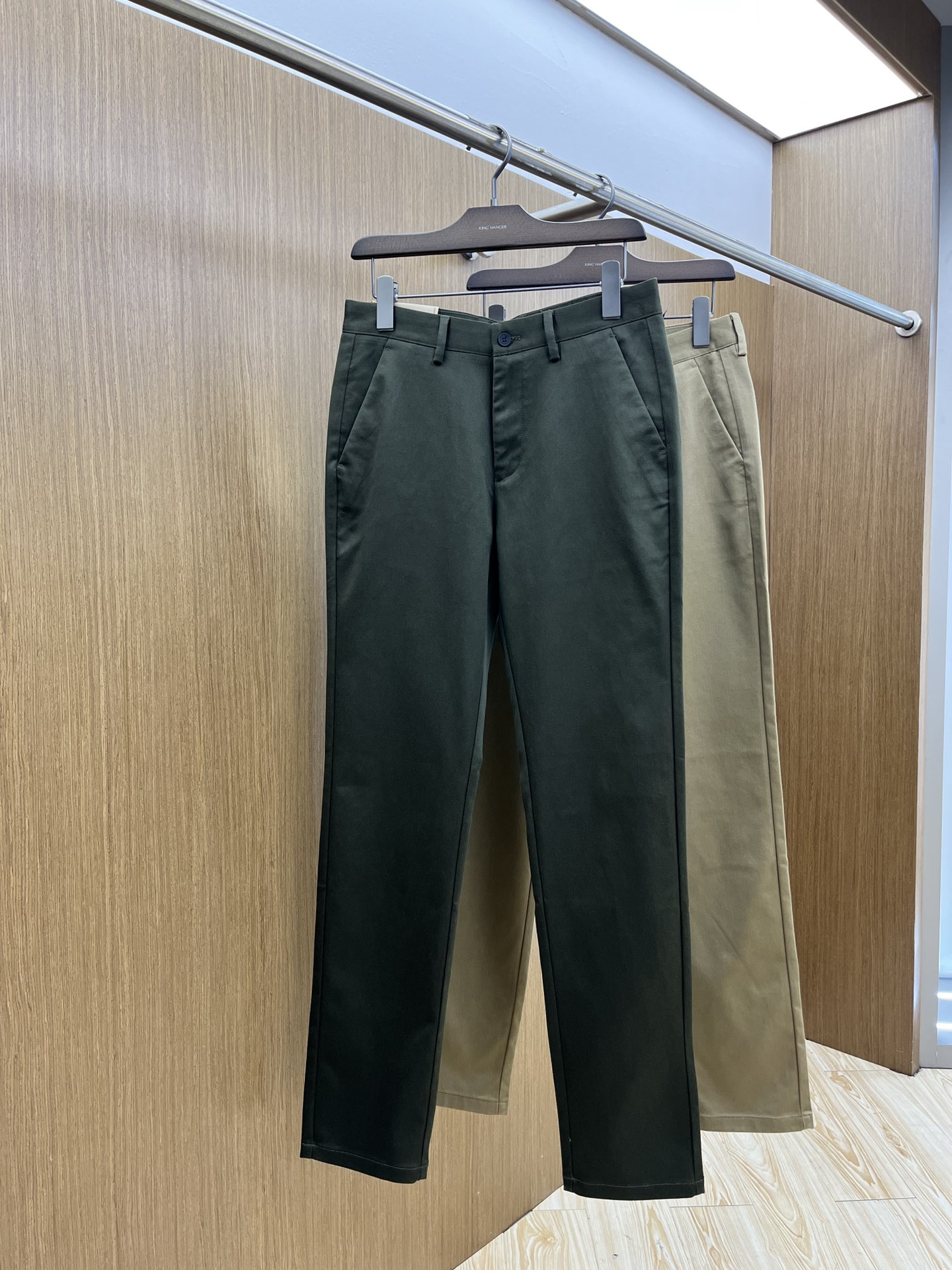 秋冬 BBR 🔥ss秋冬新品，官网同步有售，男士高端商务休闲西裤，高端进口面料，带弹力，后面采用硅胶字母