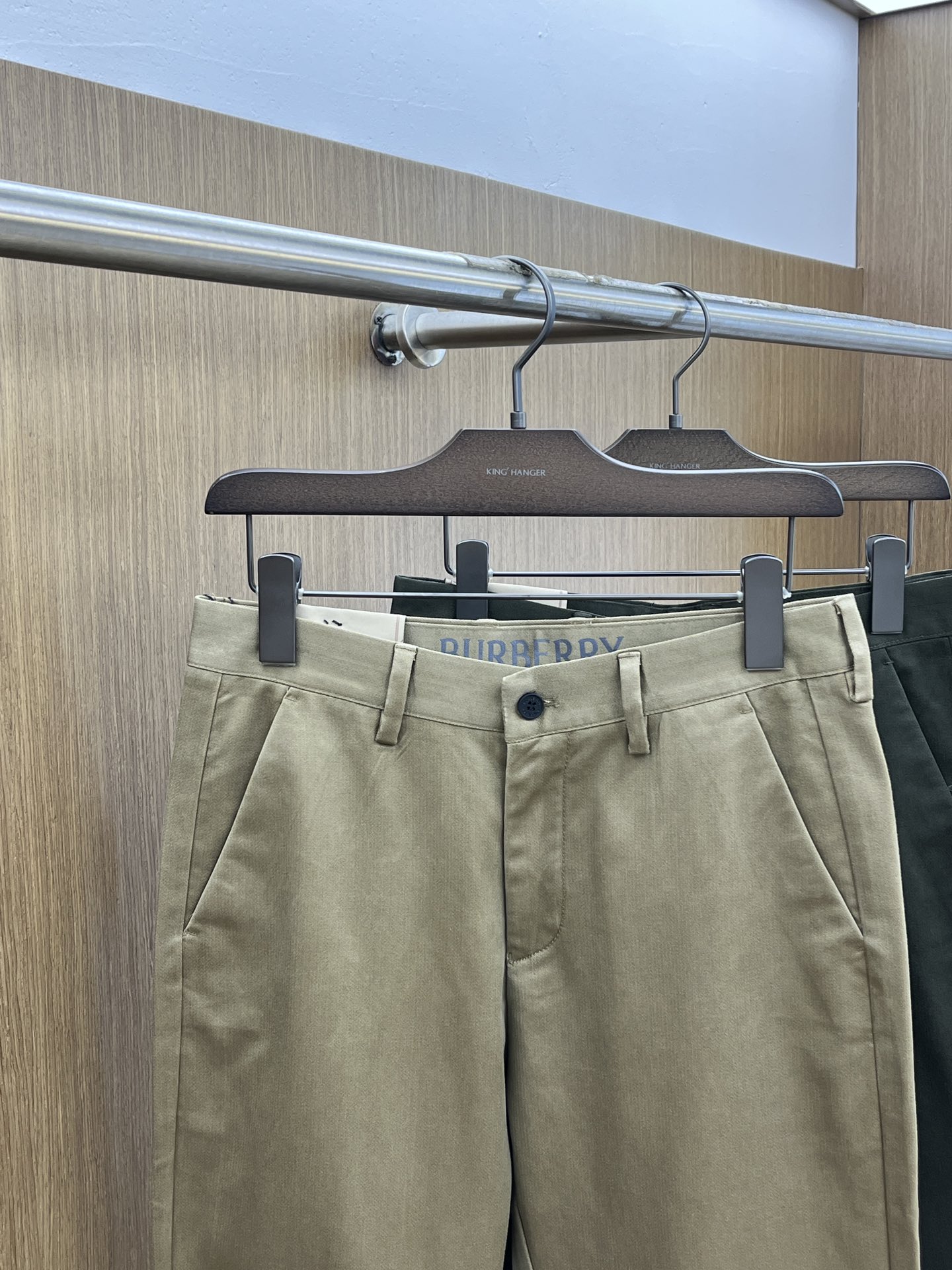 秋冬 BBR 🔥ss秋冬新品，官网同步有售，男士高端商务休闲西裤，高端进口面料，带弹力，后面采用硅胶字母