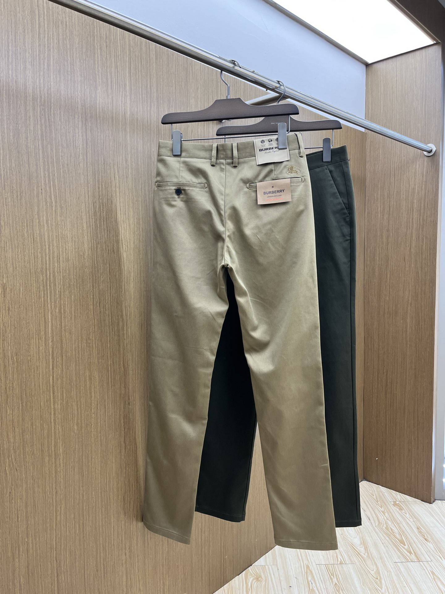 秋冬 BBR 🔥ss秋冬新品，官网同步有售，男士高端商务休闲西裤，高端进口面料，带弹力，后面采用硅胶字母