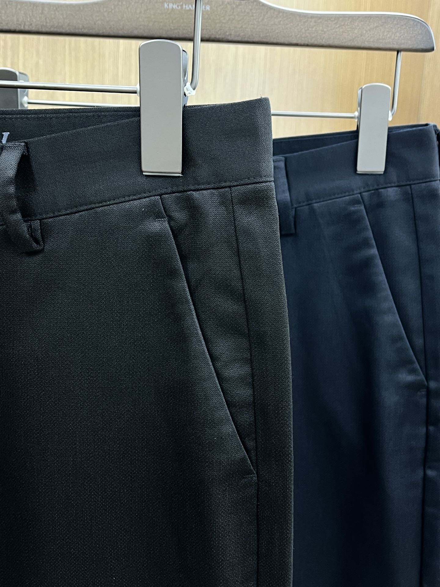 秋冬 BBR 🔥ss秋冬新品，官网同步有售，男士高端商务休闲西裤，高端进口面料，带弹力，后面采用硅胶字母