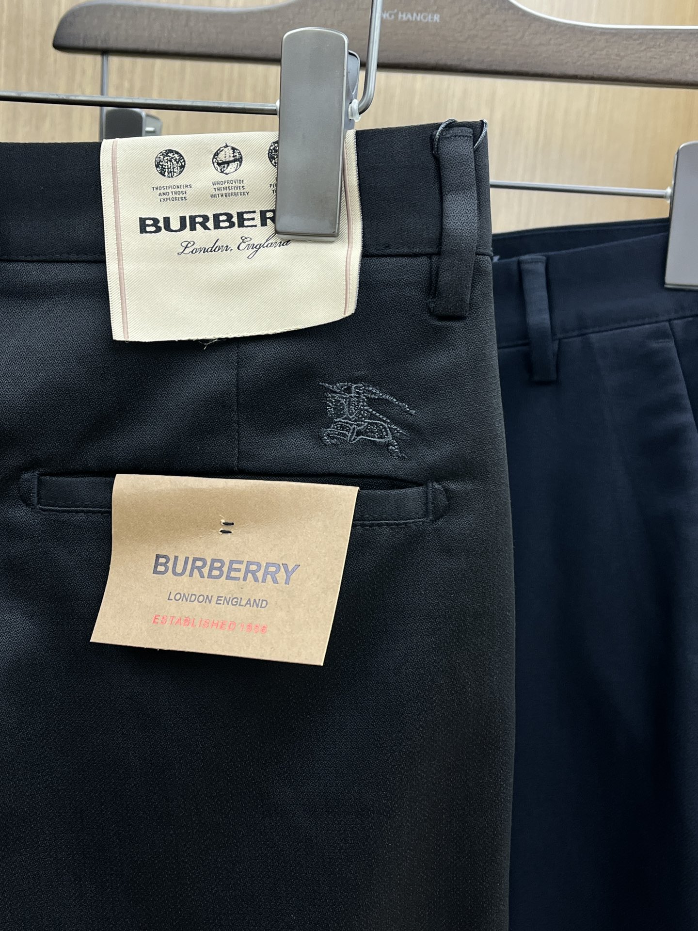 秋冬 BBR 🔥ss秋冬新品，官网同步有售，男士高端商务休闲西裤，高端进口面料，带弹力，后面采用硅胶字母