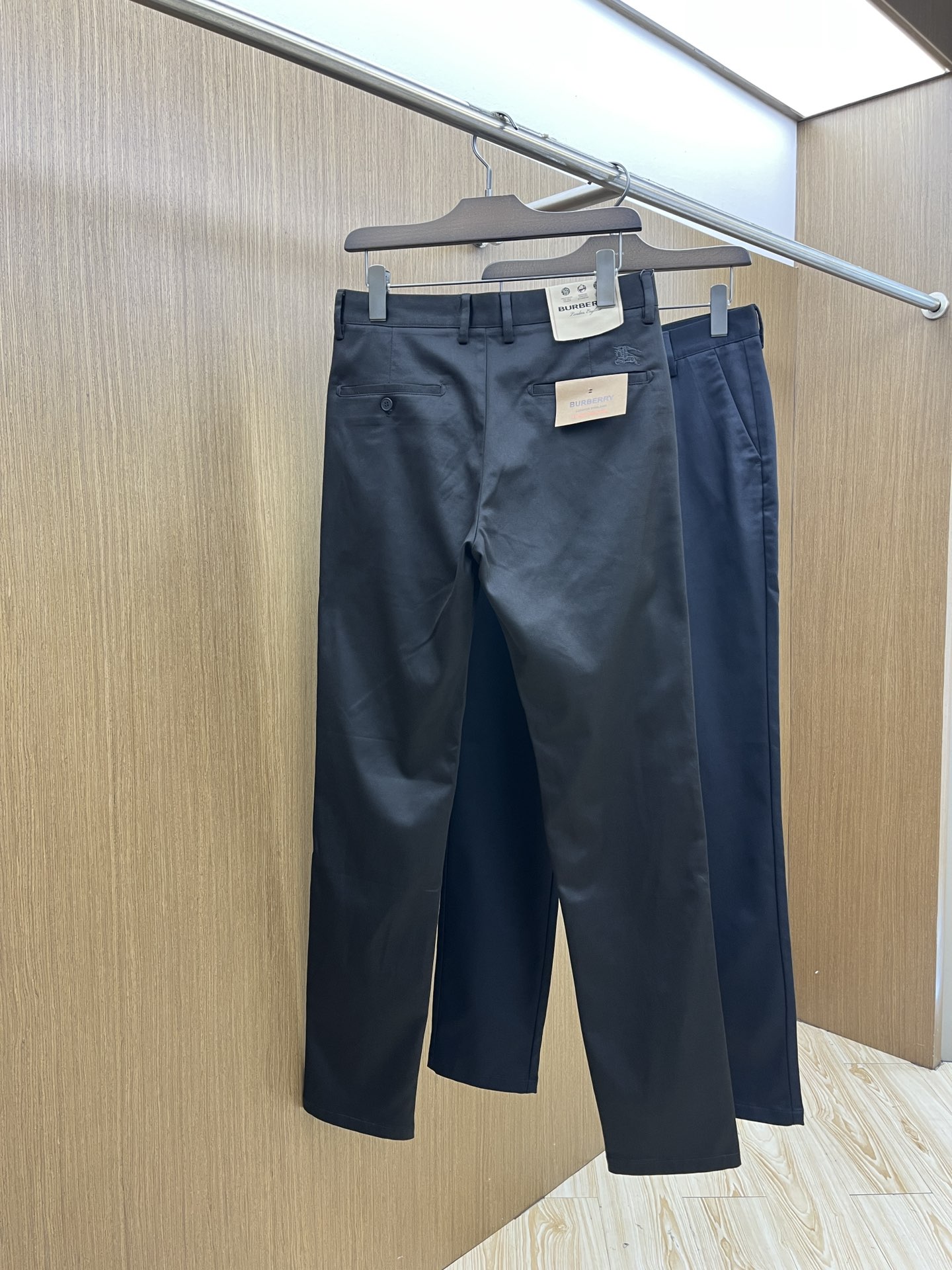 秋冬 BBR 🔥ss秋冬新品，官网同步有售，男士高端商务休闲西裤，高端进口面料，带弹力，后面采用硅胶字母