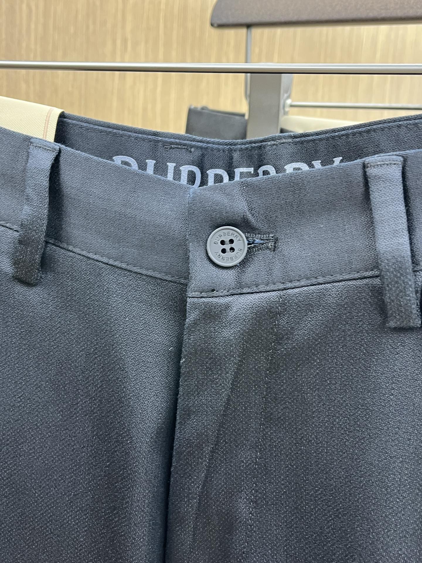 秋冬 BBR 🔥ss秋冬新品，官网同步有售，男士高端商务休闲西裤，高端进口面料，带弹力，后面采用硅胶字母