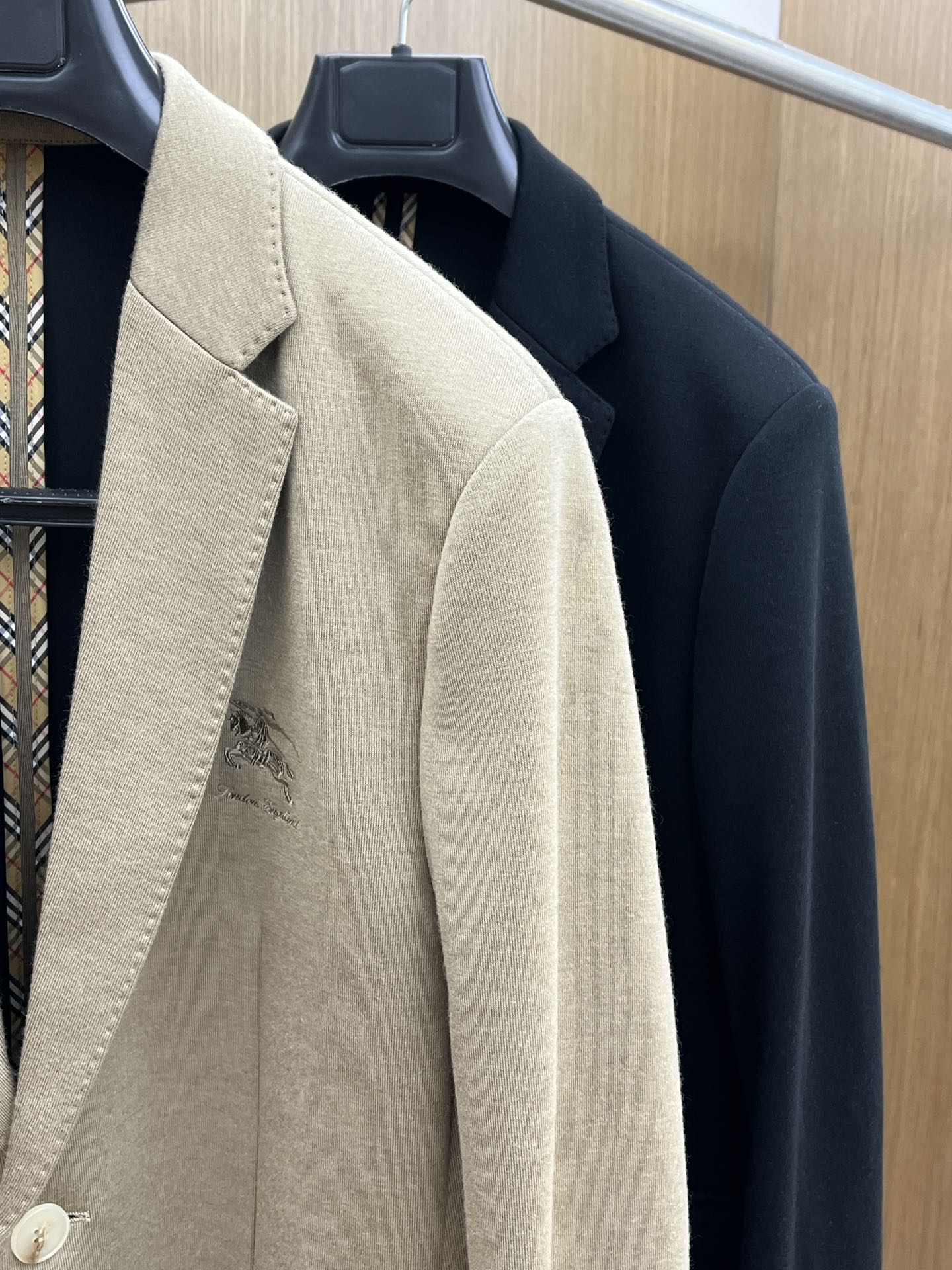 秋冬 BBR 🔥🔥ss早秋新款发布❤️巴宝莉西装夹克外套，秋季爆款西装外套，胸前战马logo刺绣西装，穿