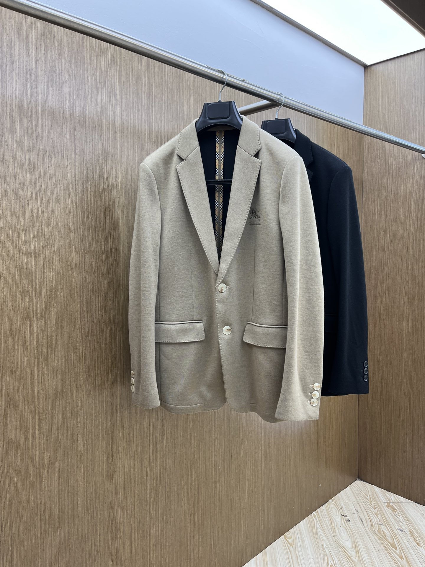 秋冬 BBR 🔥🔥ss早秋新款发布❤️巴宝莉西装夹克外套，秋季爆款西装外套，胸前战马logo刺绣西装，穿