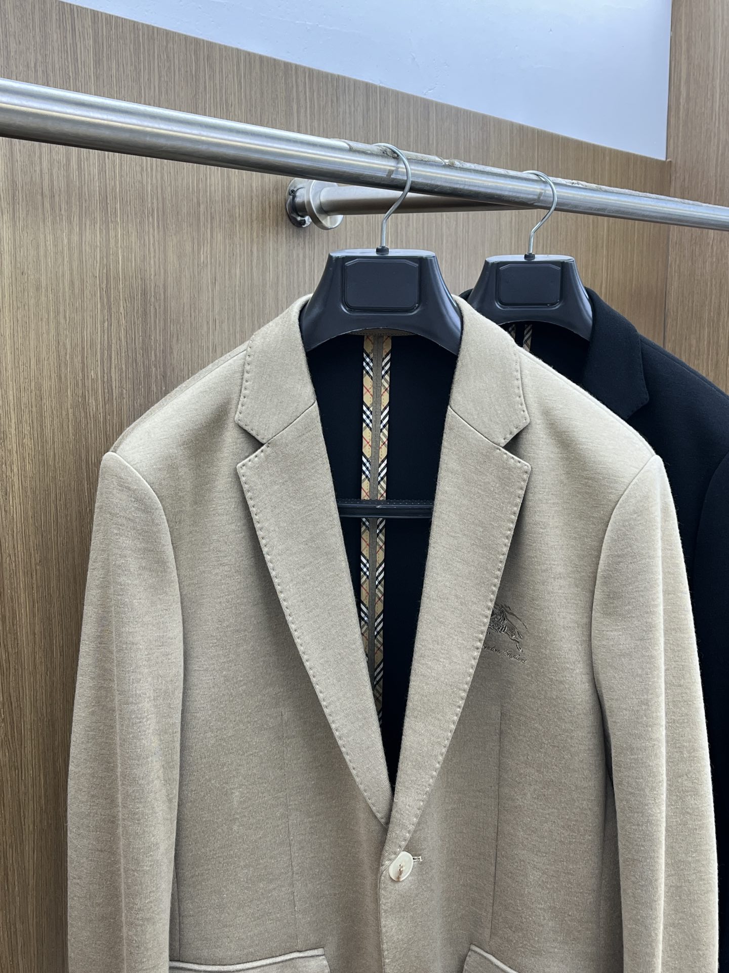 秋冬 BBR 🔥🔥ss早秋新款发布❤️巴宝莉西装夹克外套，秋季爆款西装外套，胸前战马logo刺绣西装，穿