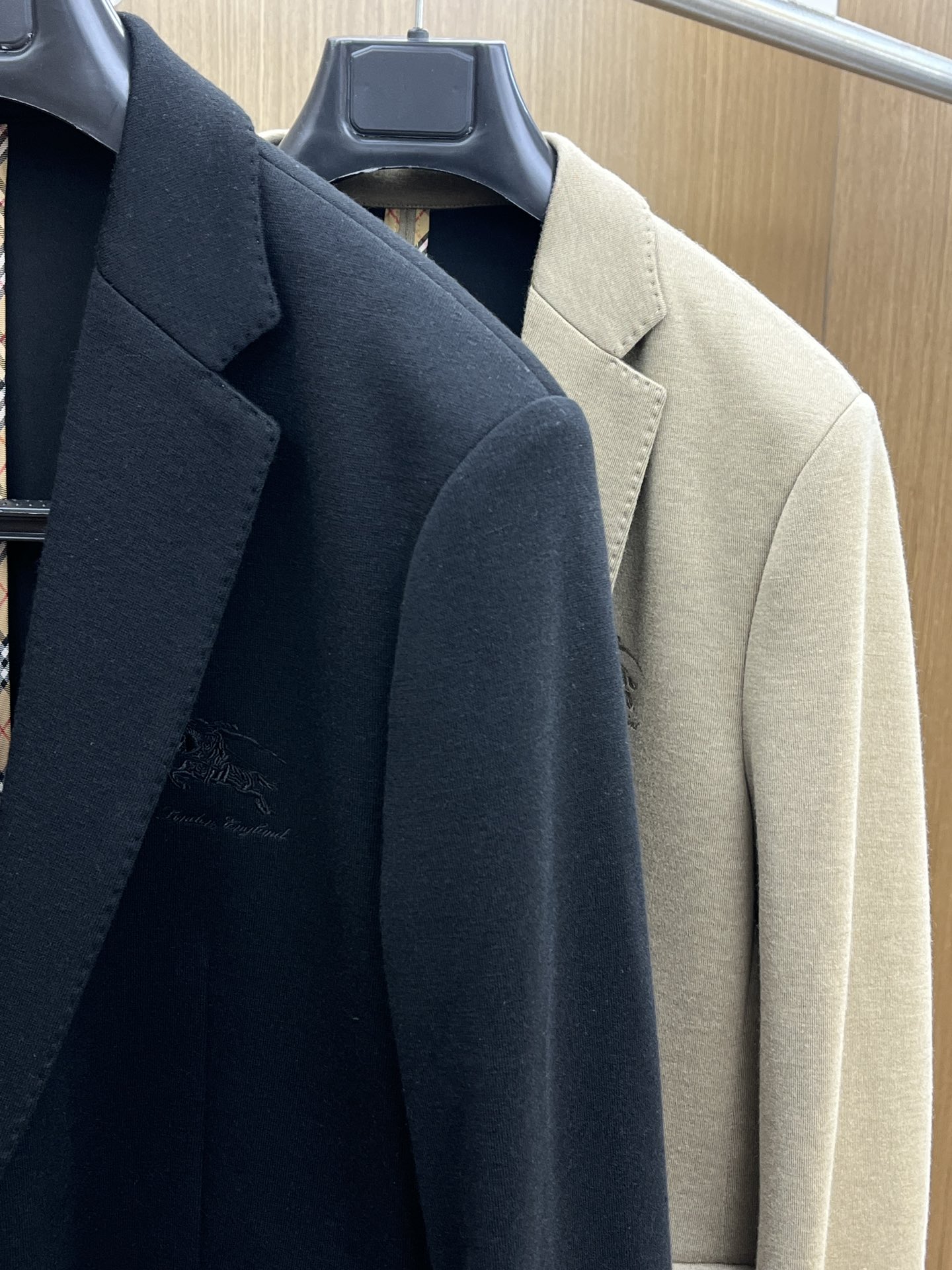 秋冬 BBR 🔥🔥ss早秋新款发布❤️巴宝莉西装夹克外套，秋季爆款西装外套，胸前战马logo刺绣西装，穿