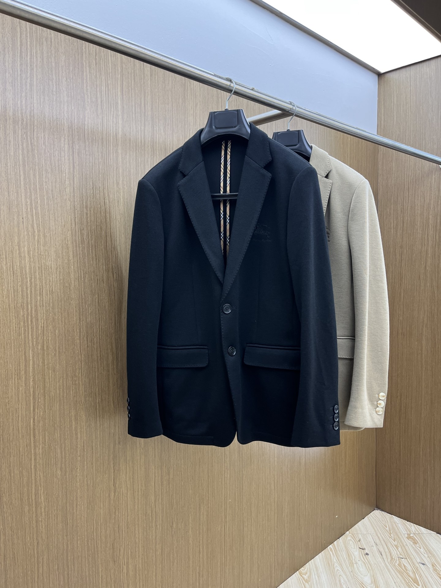 NO:522560,Autumn and Winter BBR 1945ss early autumn new style released Burberry suit jacket, autumn hot jacket, chest war horse logo embroidered suit, comfortable and slim, lazy and casual, fsh combined with clean and simple colors is particularly pleasing to look, suitable for daily wear ~ I love to launch sports items embellished and energetic print Size M-3XL, burberry, jackets & coats, jackets & coats, business suit, alexander wang19860909秋冬 BBR 1945ss早秋新款发布巴宝莉西装夹克外套,秋季爆款西装外套,胸前战马logo刺绣西装,穿上就是舒适自在又显瘦的存在,慵懒而随性,fsh结合干净简单的色系就特别耐看,适合日常穿着~倾情推出缀饰活力印花的运动单品 尺码M-3XL,,burberry,jackets & coats,jackets & coats,business suit,alexander wang,Men's clothing