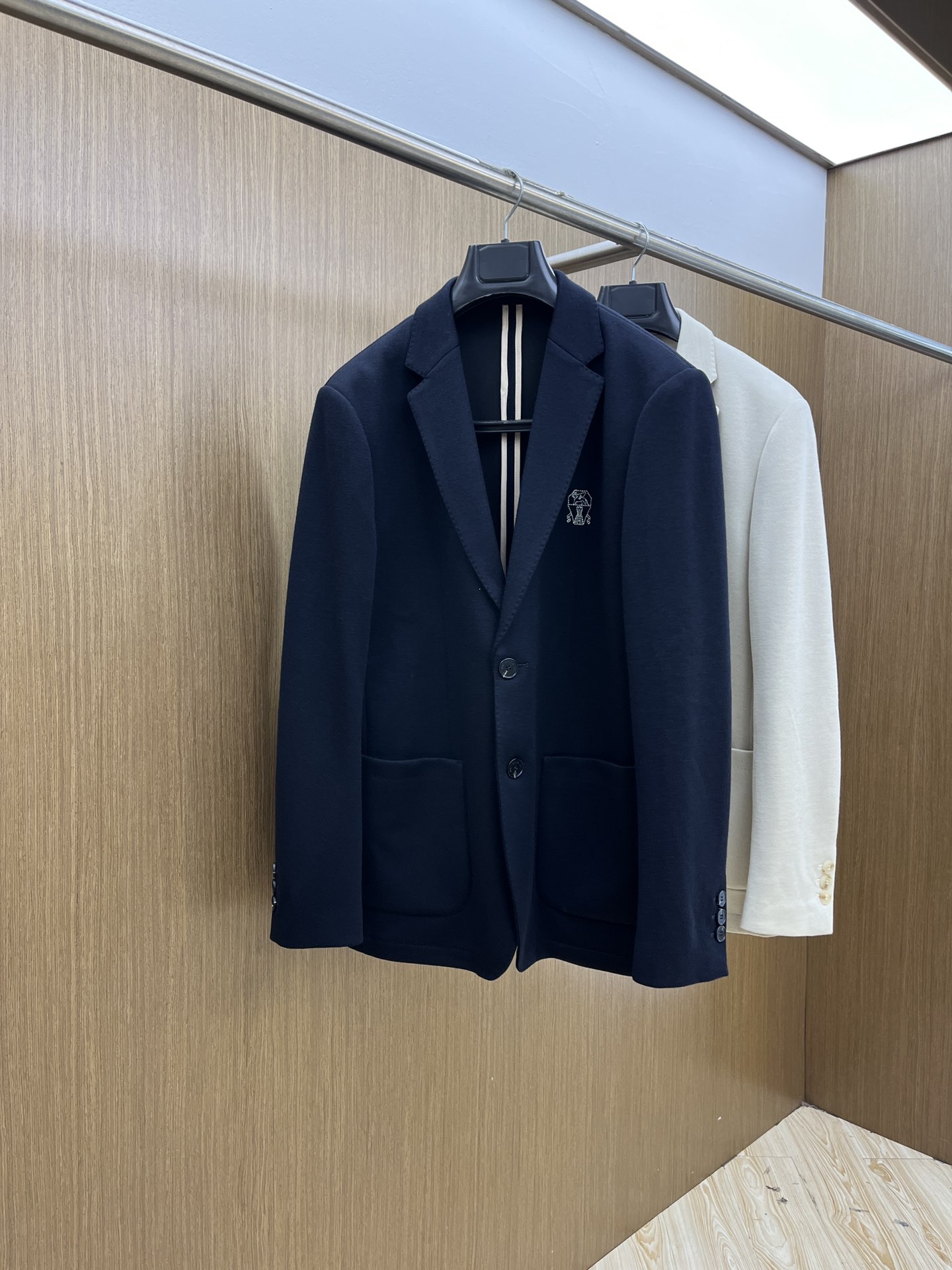 NO:522562,BC 1945ss early autumn new style released Burberry suit jacket, autumn hot jacket, chest horse logo embroidered suit, comfortable and slim, lazy and casual, fsh combined with clean and simple colors is particularly pleasing to look, suitable for daily wear ~ I love to launch sports items embellished and energetic prints Size M-3XL, burberry, jackets & coats, jackets & coats, business suit, alexander wang19860909秋冬 BC 1945ss早秋新款发布巴宝莉西装夹克外套,秋季爆款西装外套,胸前战马logo刺绣西装,穿上就是舒适自在又显瘦的存在,慵懒而随性,fsh结合干净简单的色系就特别耐看,适合日常穿着~倾情推出缀饰活力印花的运动单品 尺码M-3XL,,burberry,jackets & coats,jackets & coats,business suit,alexander wang,Men's clothing