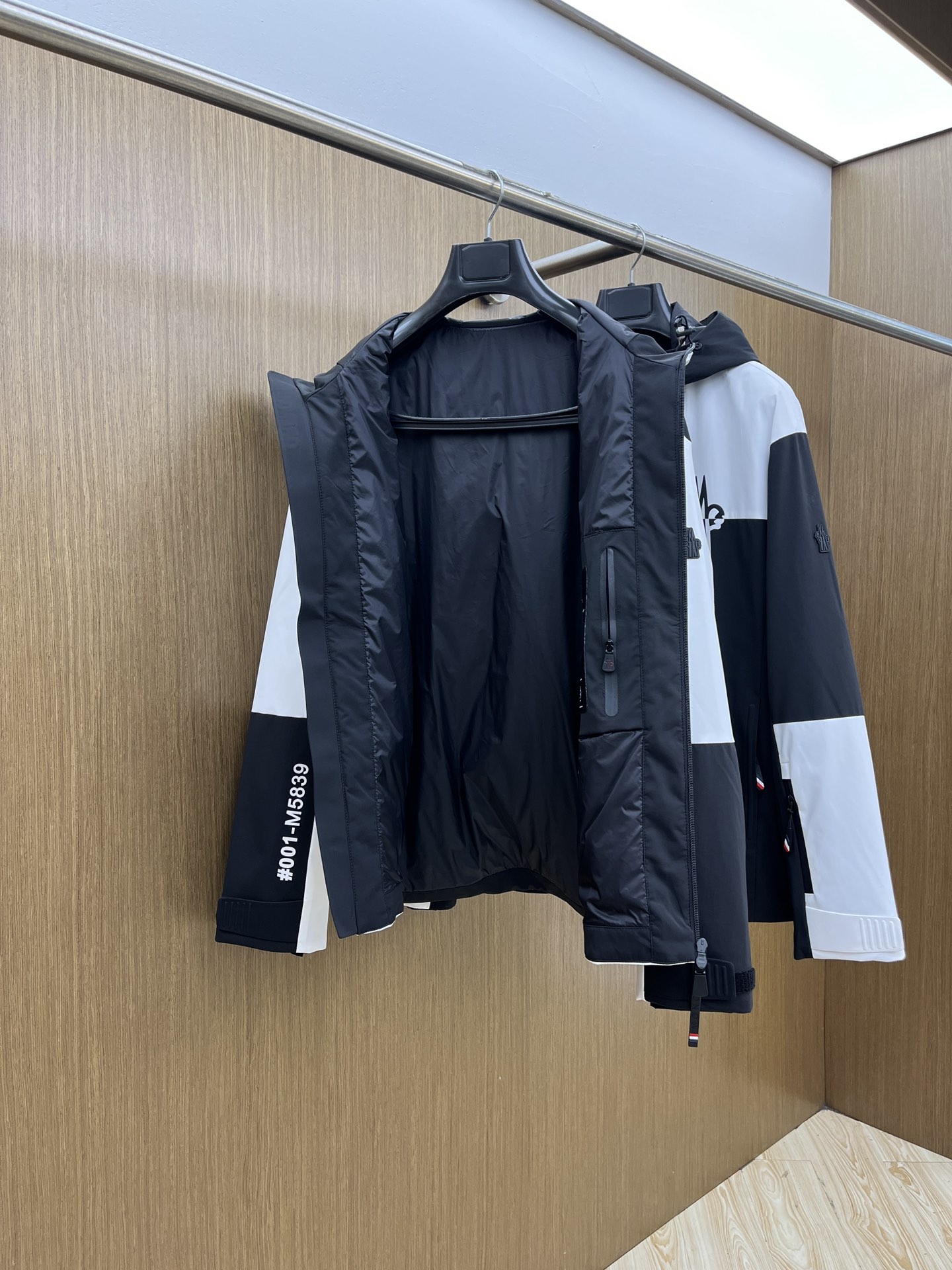 秋冬 Mon 🔥🔥ss早秋新款发布男士连帽夹克外套，秋季爆款外套，Logo黑白拼色款款外套，穿上就是舒适