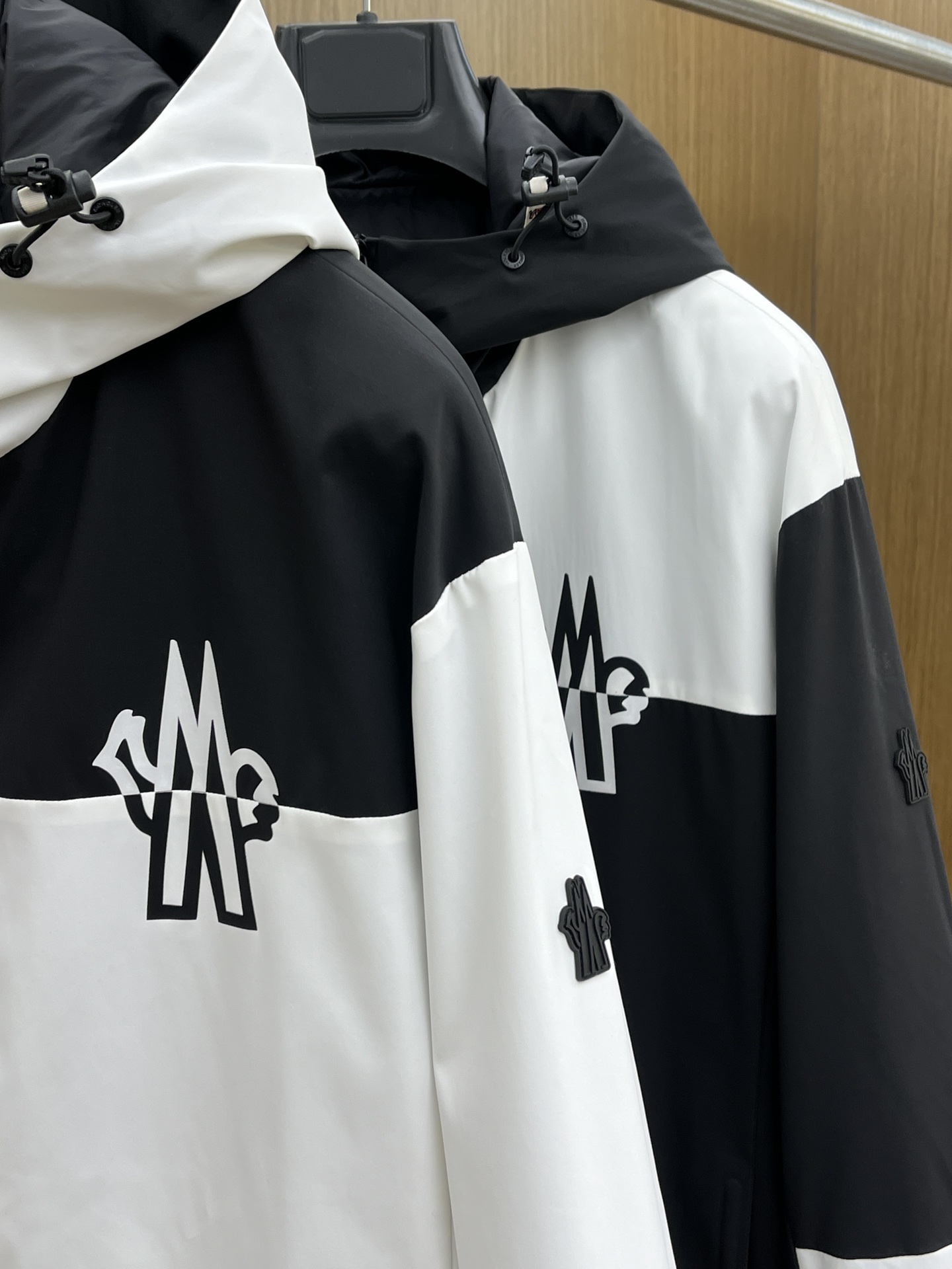 秋冬 Mon 🔥🔥ss早秋新款发布男士连帽夹克外套，秋季爆款外套，Logo黑白拼色款款外套，穿上就是舒适