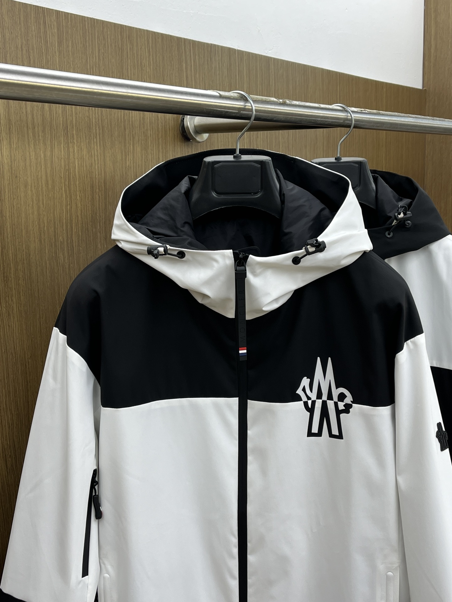 秋冬 Mon 🔥🔥ss早秋新款发布男士连帽夹克外套，秋季爆款外套，Logo黑白拼色款款外套，穿上就是舒适