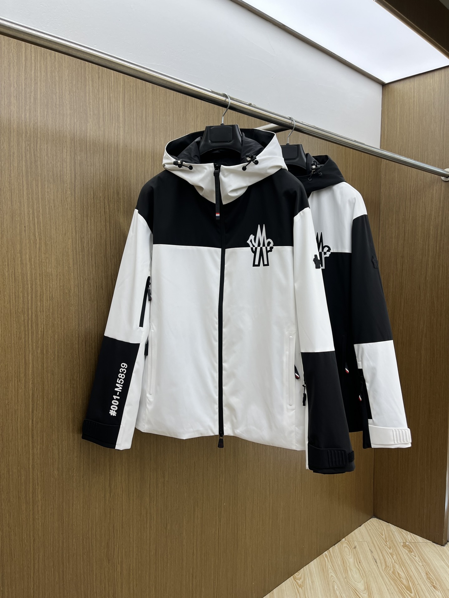 秋冬 Mon 🔥🔥ss早秋新款发布男士连帽夹克外套，秋季爆款外套，Logo黑白拼色款款外套，穿上就是舒适