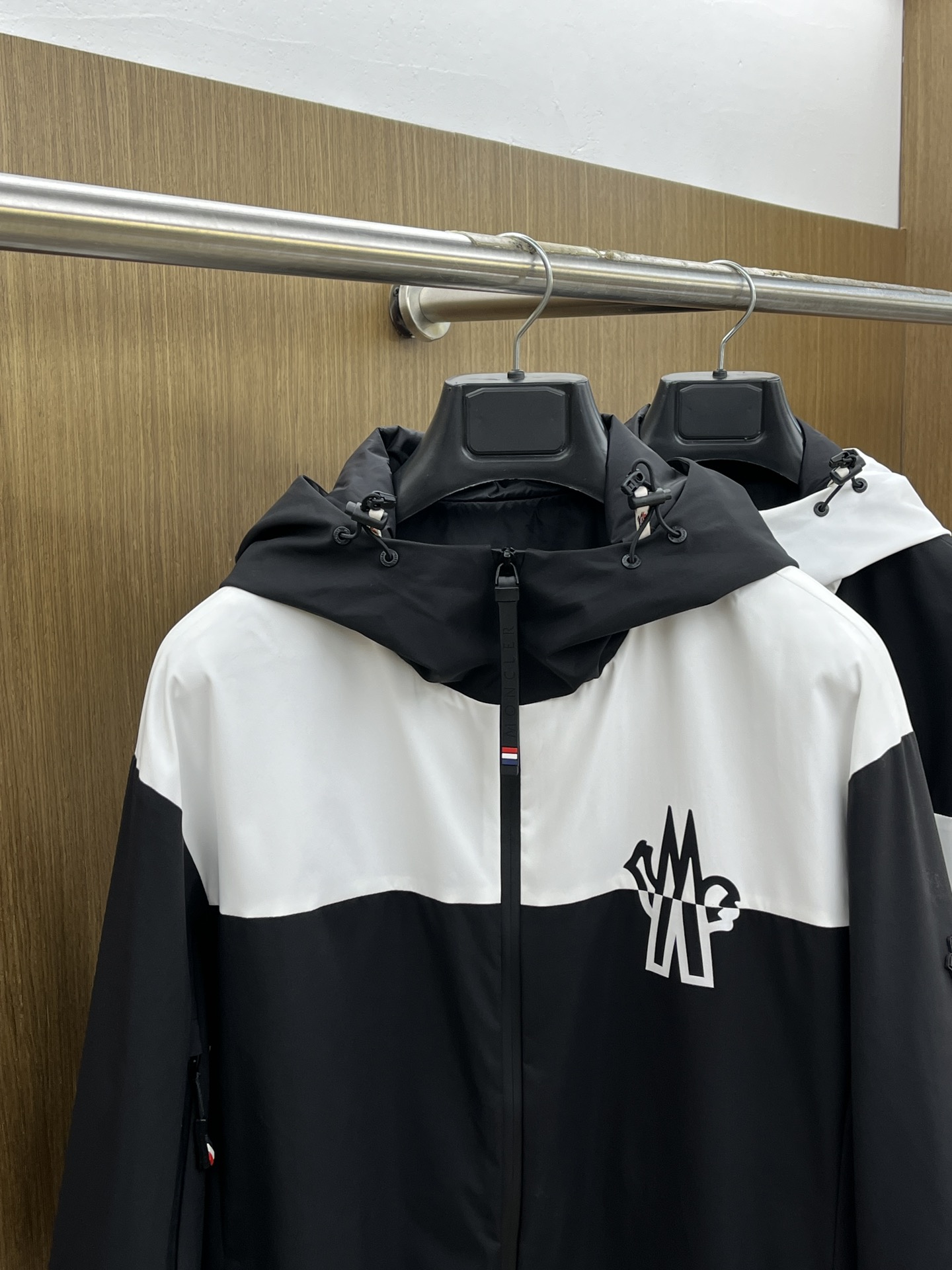 秋冬 Mon 🔥🔥ss早秋新款发布男士连帽夹克外套，秋季爆款外套，Logo黑白拼色款款外套，穿上就是舒适