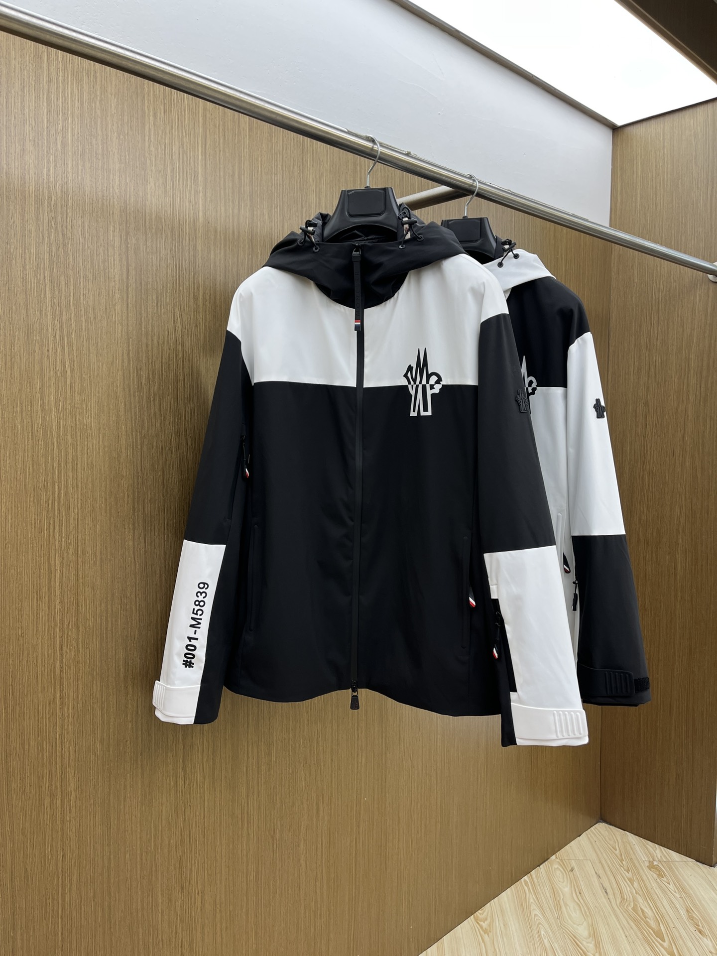 NO:522566,Autumn and Winter Mon 1945ss early autumn new style released for men's hooded jacket, autumn hot jacket, Logo black and white color-blocking jacket, it is comfortable and comfortable to wear, lazy and casual, fsh combined with clean and simple colors is particularly pleasing to look, suitable for daily wear~ I love to launch sports items embellished with vitality prints!  Size M-3XL, Jackets & coats, Jackets & coats, Hats, Alexander wang19860909秋冬 Mon 1945ss早秋新款发布男士连帽夹克外套,秋季爆款外套,Logo黑白拼色款款外套,穿上就是舒适自在又显瘦的存在,慵懒而随性,fsh结合干净简单的色系就特别耐看,适合日常穿着~倾情推出缀饰活力印花的运动单品！ 尺码M-3XL,,jackets & coats,jackets & coats,hats,alexander wang,Men's clothing