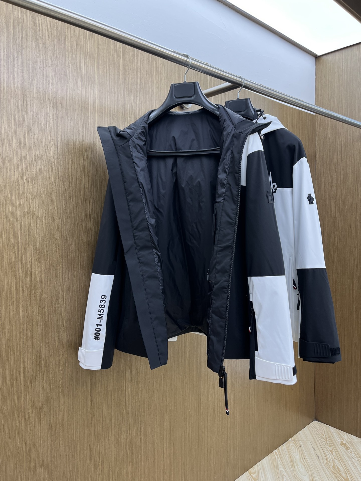 秋冬 Mon 🔥🔥ss早秋新款发布男士连帽夹克外套，秋季爆款外套，Logo黑白拼色款款外套，穿上就是舒适