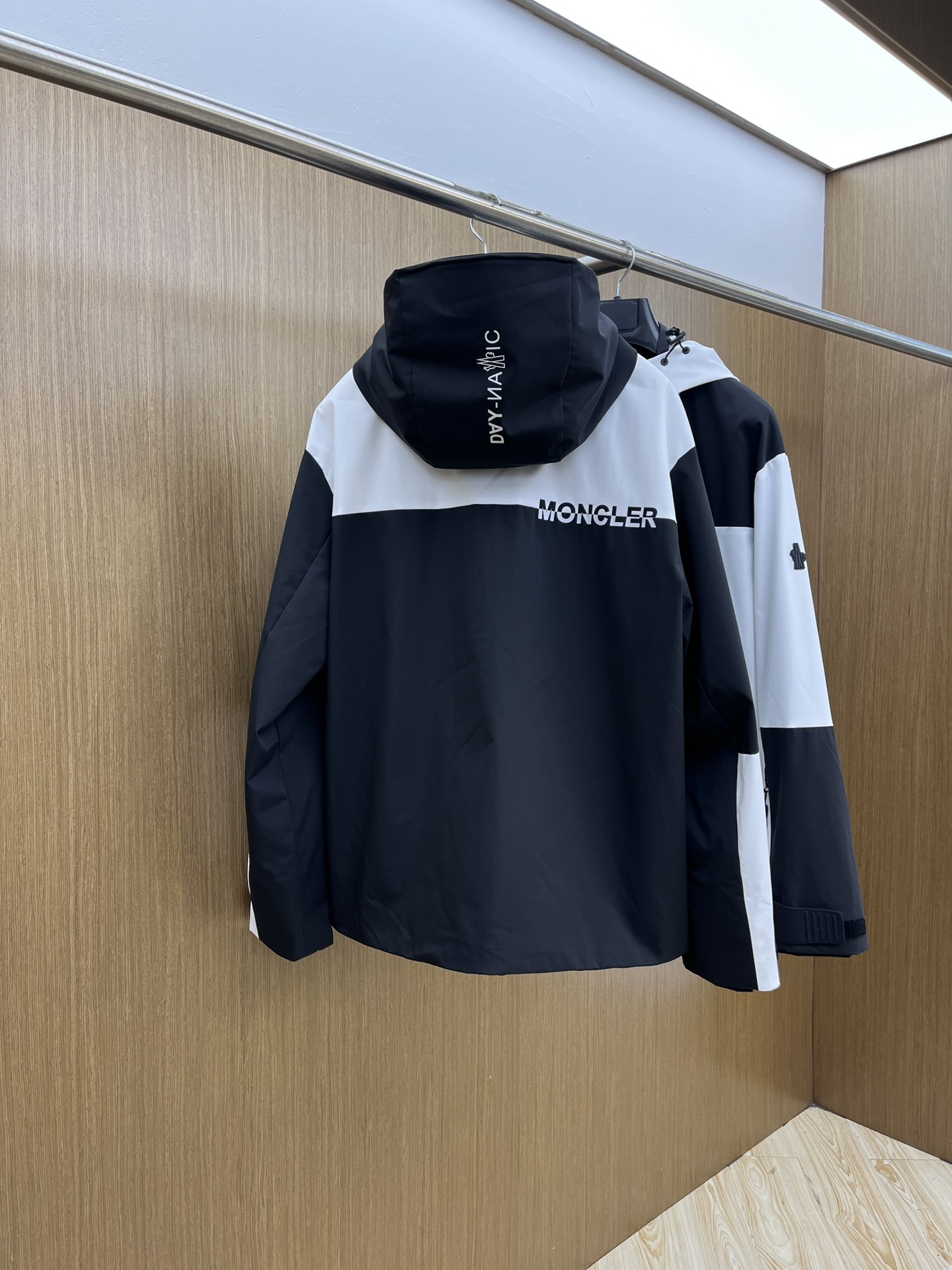 秋冬 Mon 🔥🔥ss早秋新款发布男士连帽夹克外套，秋季爆款外套，Logo黑白拼色款款外套，穿上就是舒适