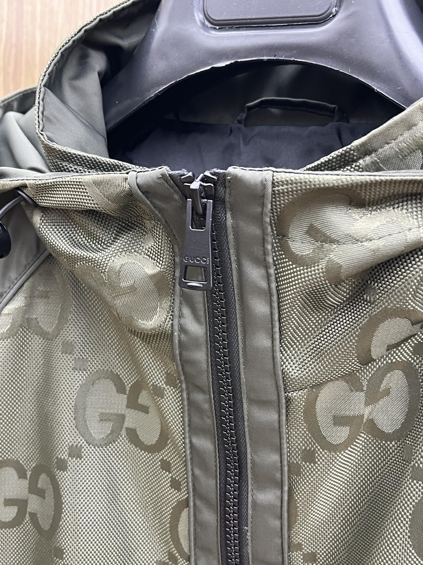 秋冬 Guc 🔥🔥ss早秋新款发布古驰连帽夹克外套，双GG字母提花面料搭配绿红织带秋季爆款外套，颗粒绒面