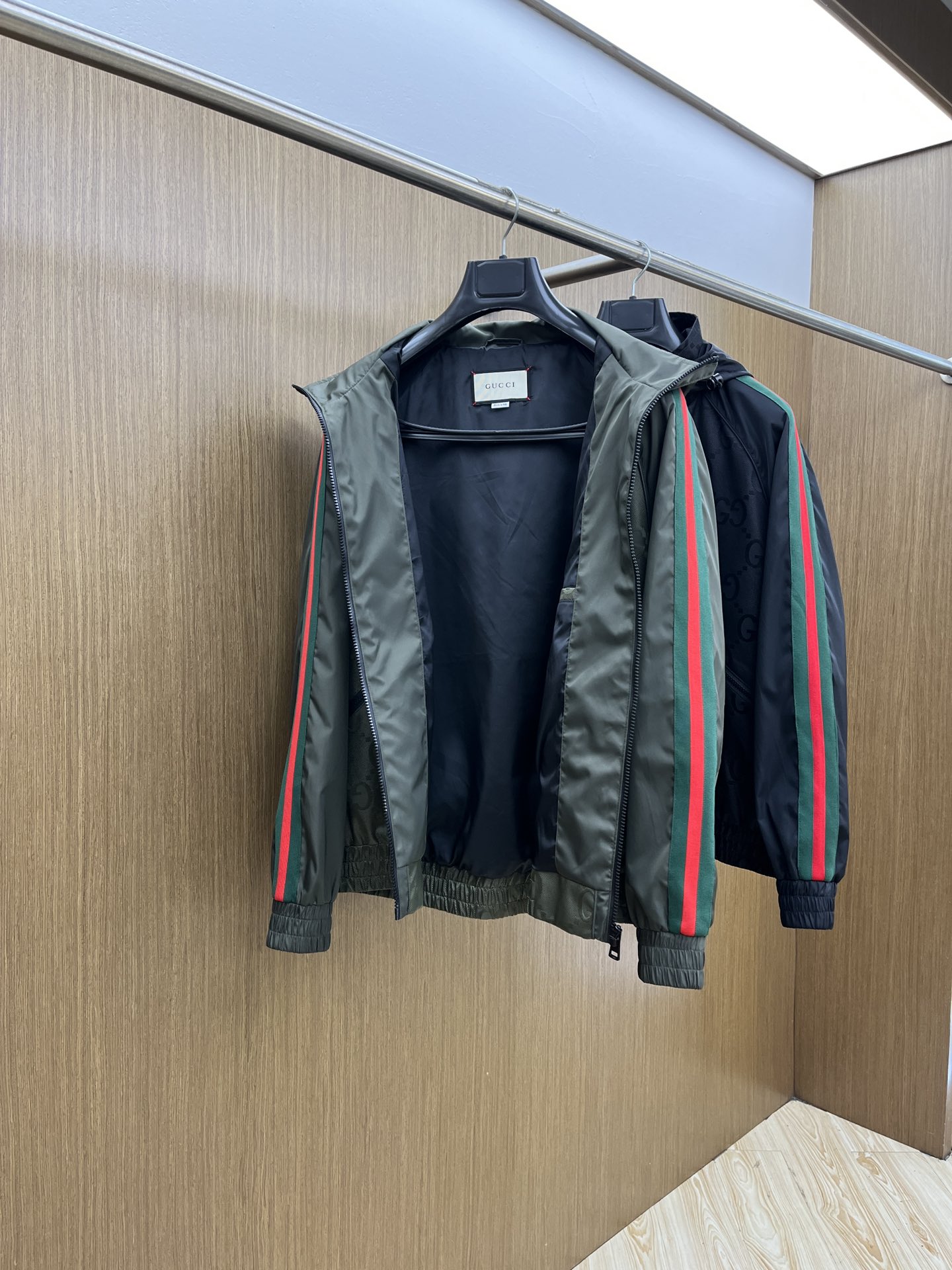 秋冬 Guc 🔥🔥ss早秋新款发布古驰连帽夹克外套，双GG字母提花面料搭配绿红织带秋季爆款外套，颗粒绒面