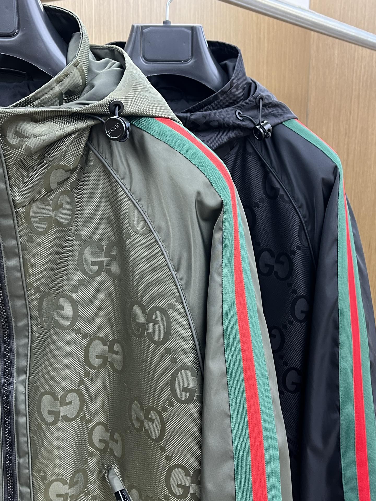 秋冬 Guc 🔥🔥ss早秋新款发布古驰连帽夹克外套，双GG字母提花面料搭配绿红织带秋季爆款外套，颗粒绒面