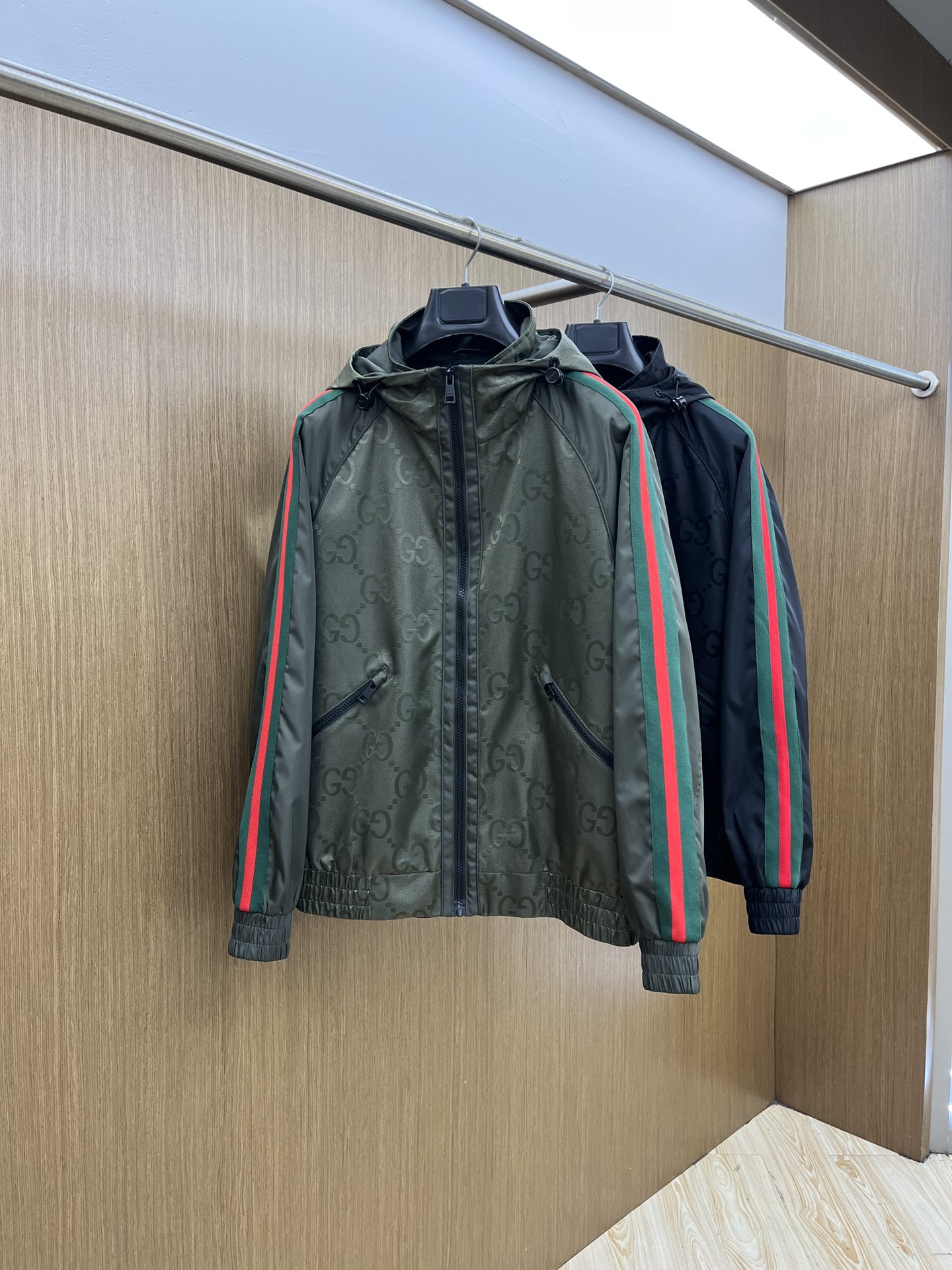 秋冬 Guc 🔥🔥ss早秋新款发布古驰连帽夹克外套，双GG字母提花面料搭配绿红织带秋季爆款外套，颗粒绒面