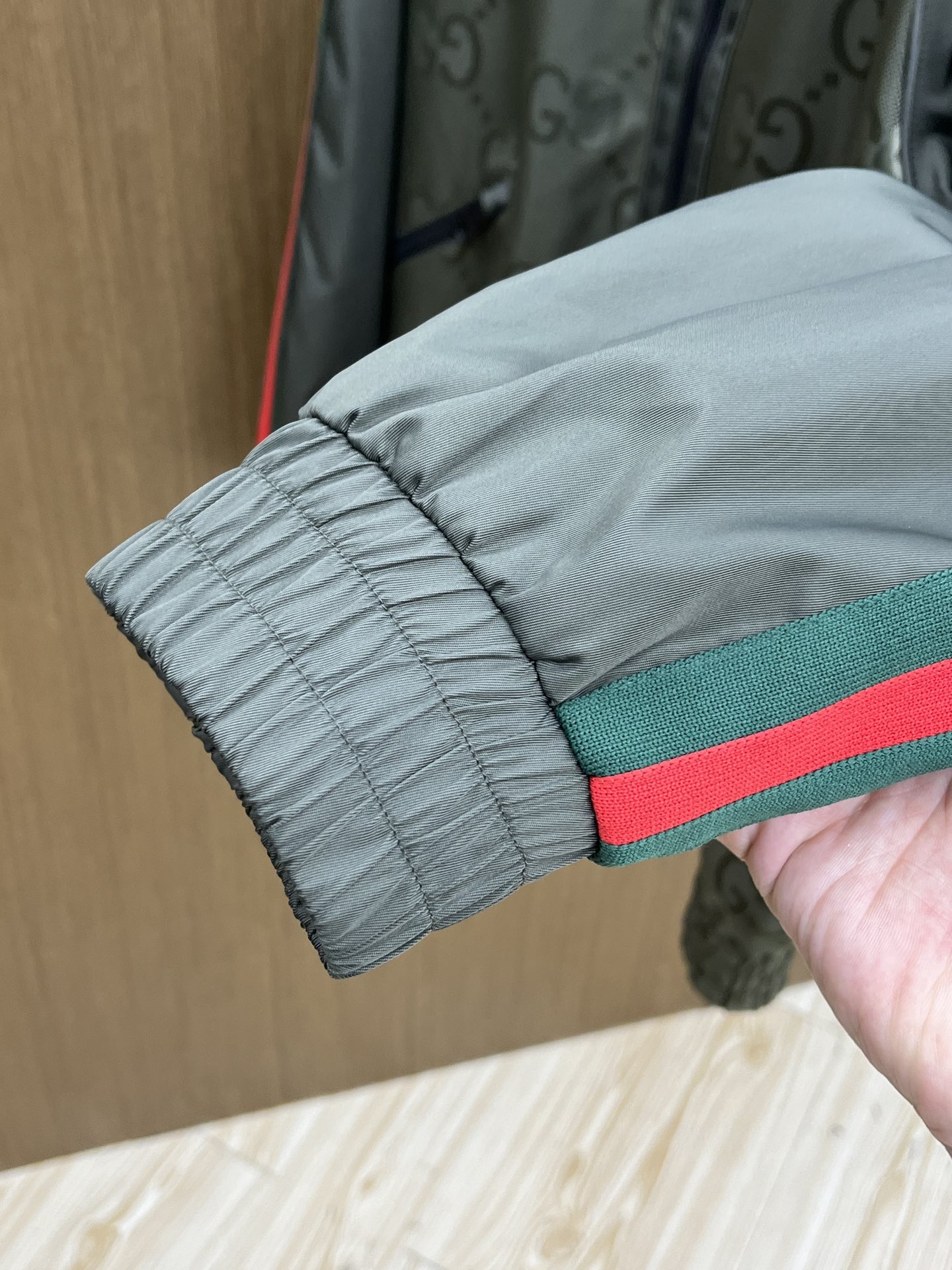 秋冬 Guc 🔥🔥ss早秋新款发布古驰连帽夹克外套，双GG字母提花面料搭配绿红织带秋季爆款外套，颗粒绒面