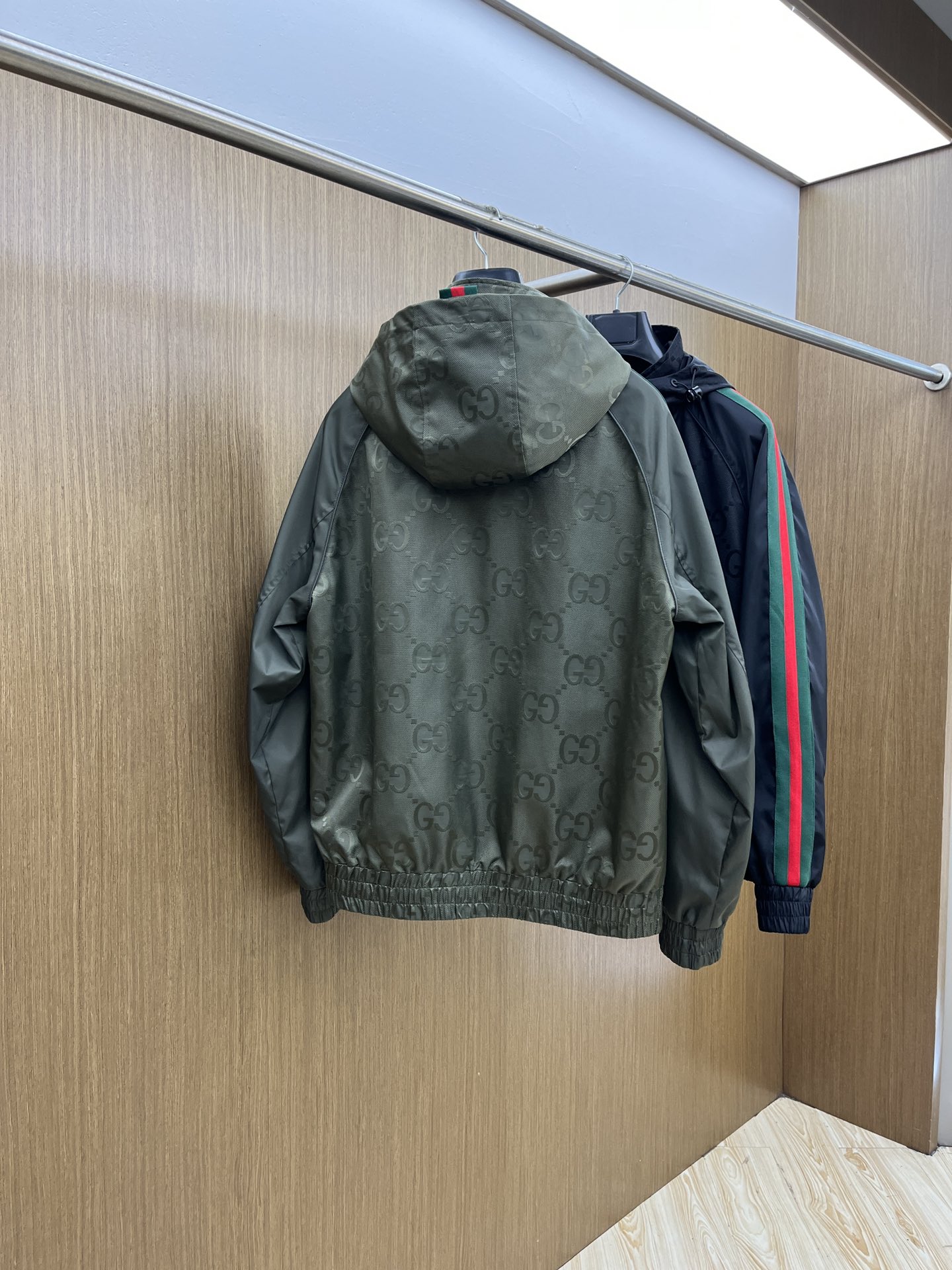 秋冬 Guc 🔥🔥ss早秋新款发布古驰连帽夹克外套，双GG字母提花面料搭配绿红织带秋季爆款外套，颗粒绒面