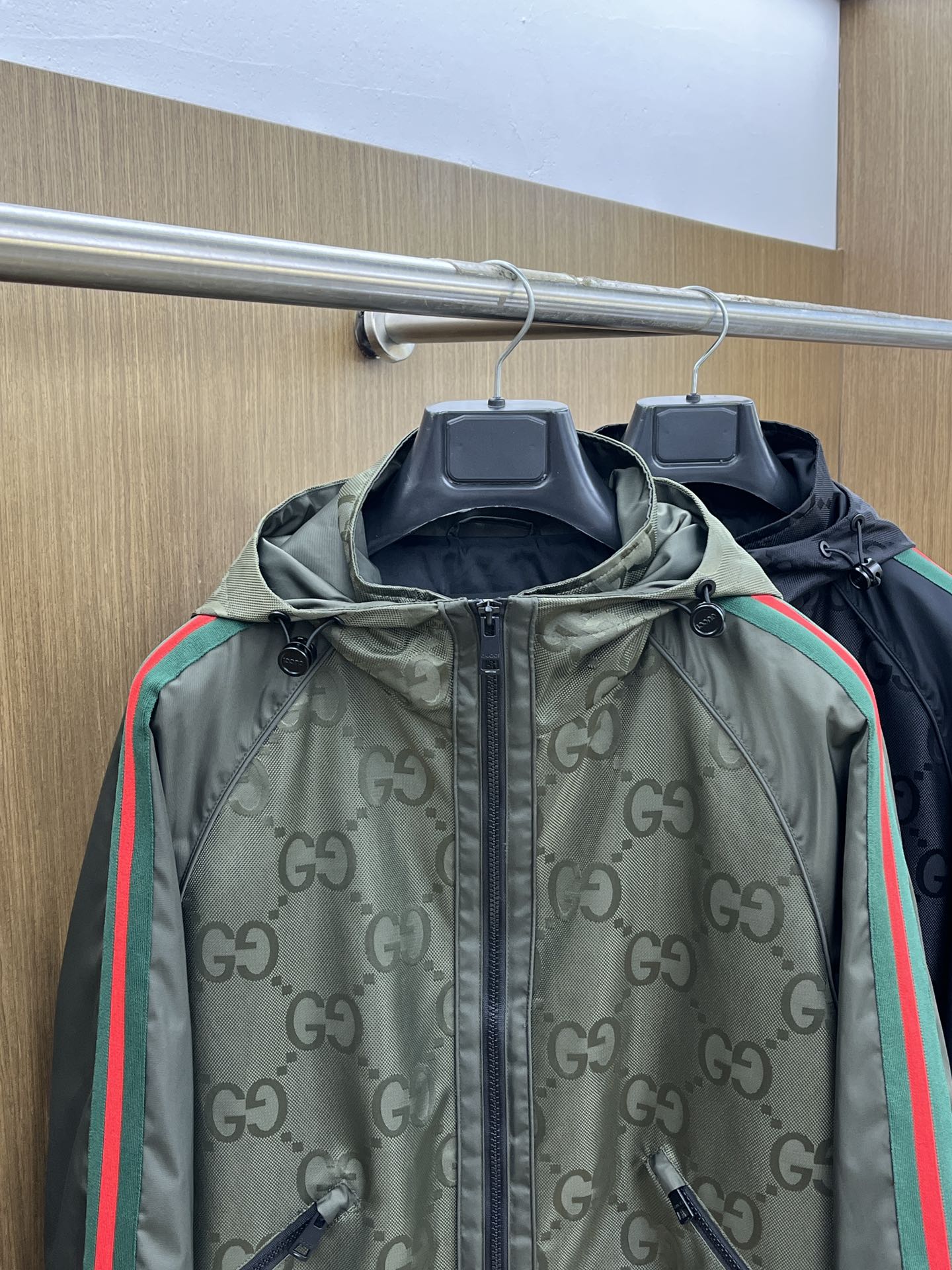 秋冬 Guc 🔥🔥ss早秋新款发布古驰连帽夹克外套，双GG字母提花面料搭配绿红织带秋季爆款外套，颗粒绒面