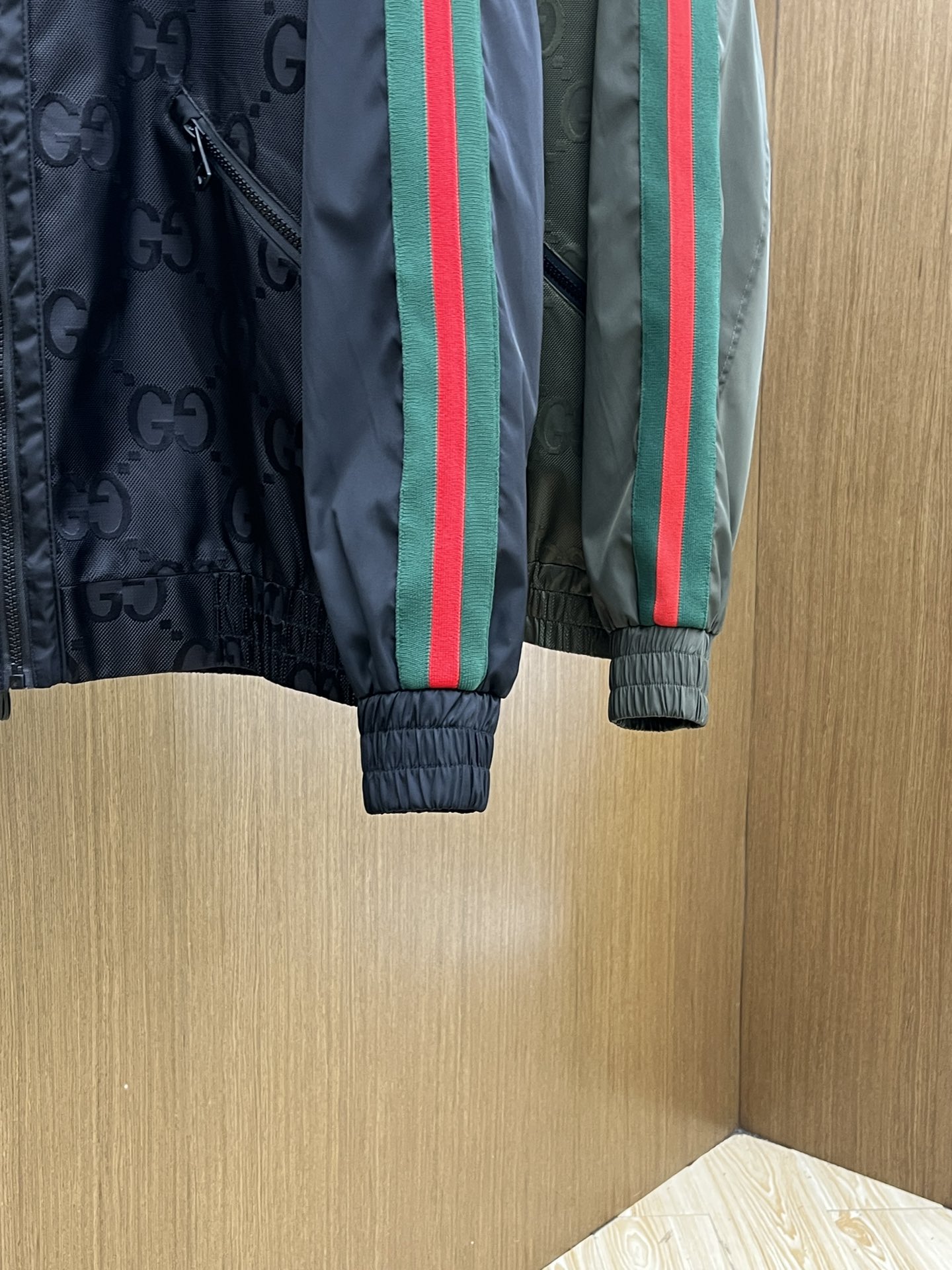 秋冬 Guc 🔥🔥ss早秋新款发布古驰连帽夹克外套，双GG字母提花面料搭配绿红织带秋季爆款外套，颗粒绒面