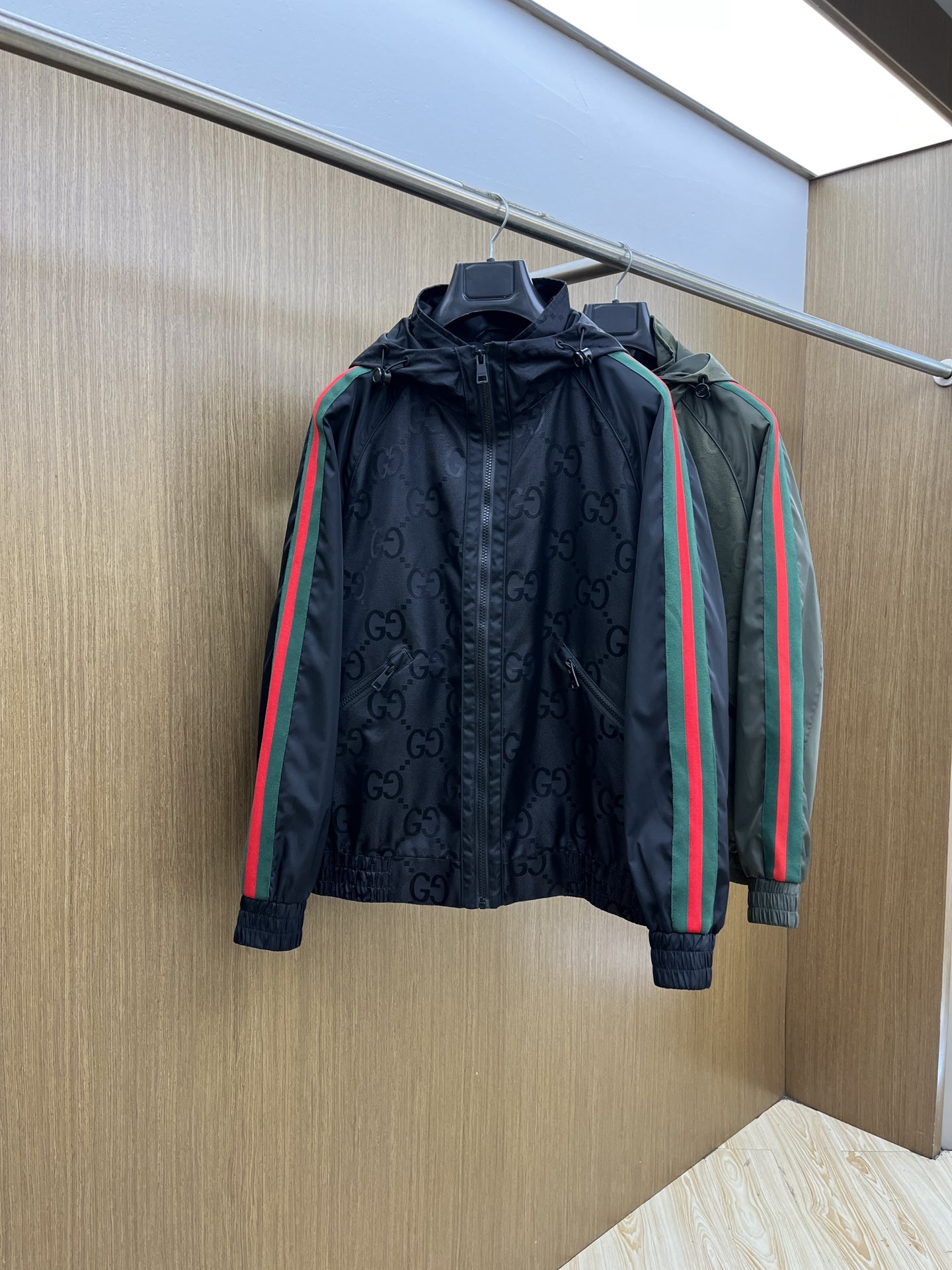 NO:522569,Autumn and Winter Guc 1945ss early autumn new style released Gucci hooded jacket jacket, double GG letter jacquard fabric paired with green and red webbing autumn jacket, granular fleece fabric is comfortable, comfortable and slim, lazy and casual, fsh combined with clean and simple colors is particularly pleasing to look, suitable for daily wear~ I love to launch sports items embellished with vitality prints!  Size M-3XL, gucci,gucci,jackets & coats,jackets & coats,hats,alexander wang19860909秋冬 Guc 1945ss早秋新款发布古驰连帽夹克外套,双GG字母提花面料搭配绿红织带秋季爆款外套,颗粒绒面料穿上就是舒适自在又显瘦的存在,慵懒而随性,fsh结合干净简单的色系就特别耐看,适合日常穿着~倾情推出缀饰活力印花的运动单品！ 尺码M-3XL,,gucci,gucci,jackets & coats,jackets & coats,hats,alexander wang,Men's clothing