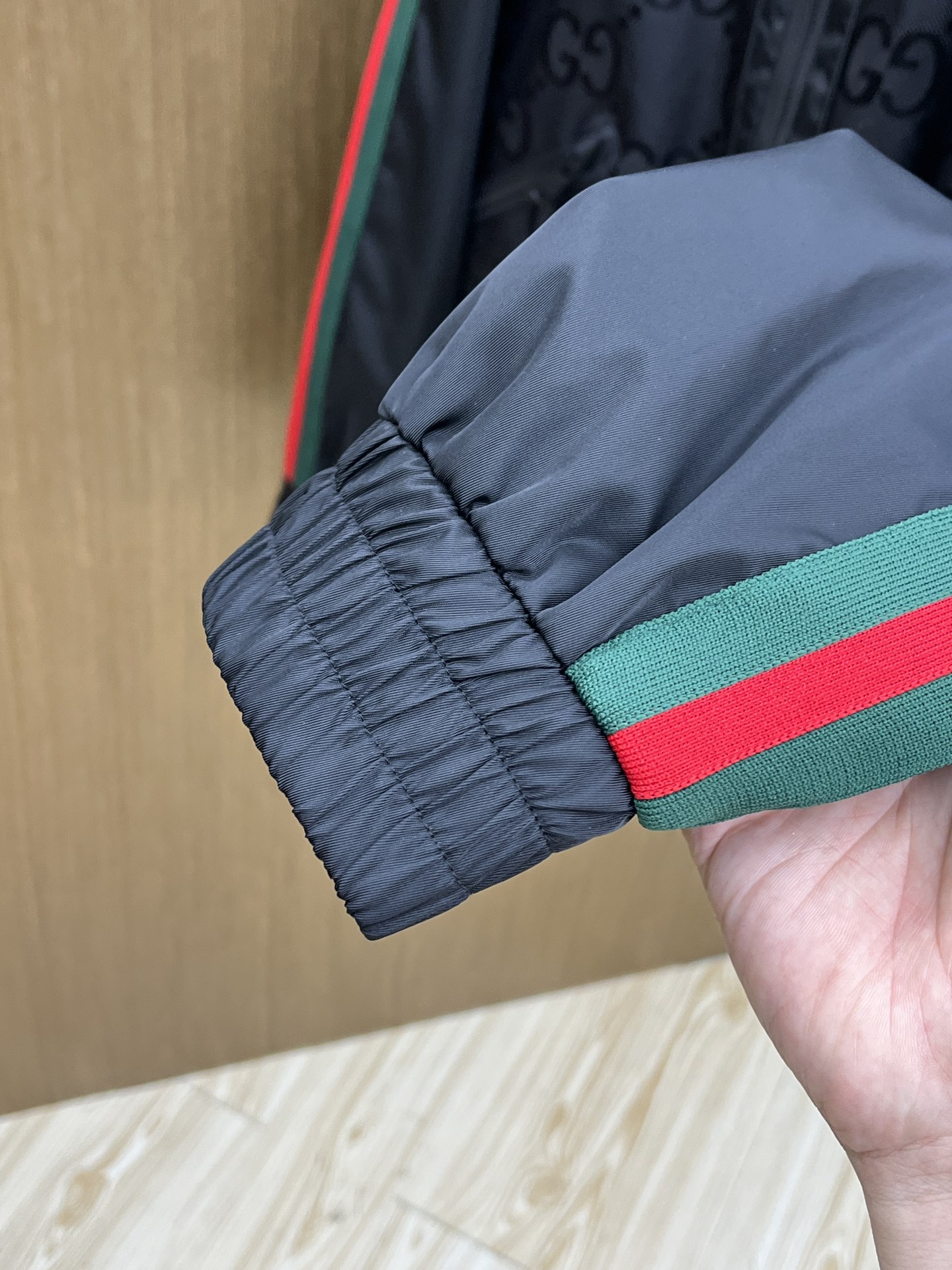 秋冬 Guc 🔥🔥ss早秋新款发布古驰连帽夹克外套，双GG字母提花面料搭配绿红织带秋季爆款外套，颗粒绒面