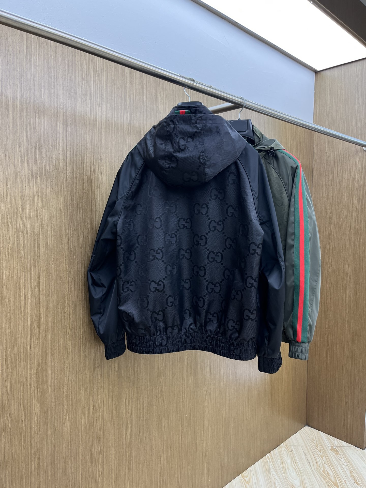 秋冬 Guc 🔥🔥ss早秋新款发布古驰连帽夹克外套，双GG字母提花面料搭配绿红织带秋季爆款外套，颗粒绒面