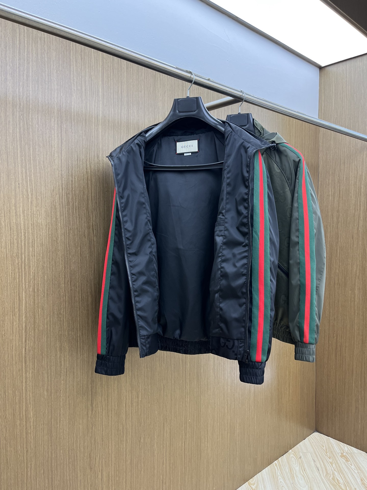 秋冬 Guc 🔥🔥ss早秋新款发布古驰连帽夹克外套，双GG字母提花面料搭配绿红织带秋季爆款外套，颗粒绒面