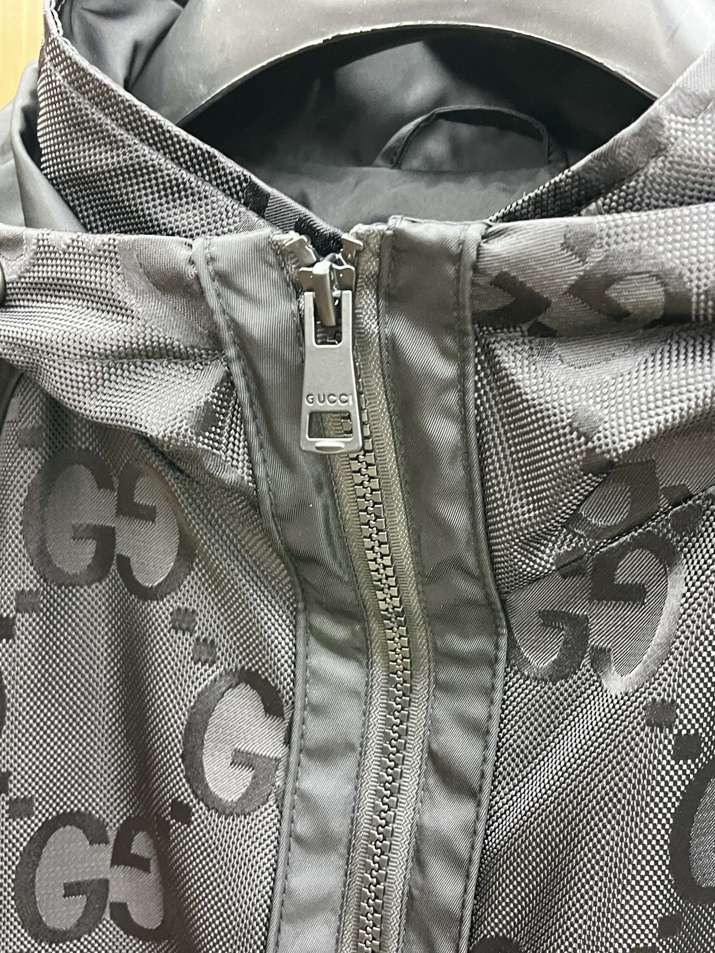 秋冬 Guc 🔥🔥ss早秋新款发布古驰连帽夹克外套，双GG字母提花面料搭配绿红织带秋季爆款外套，颗粒绒面