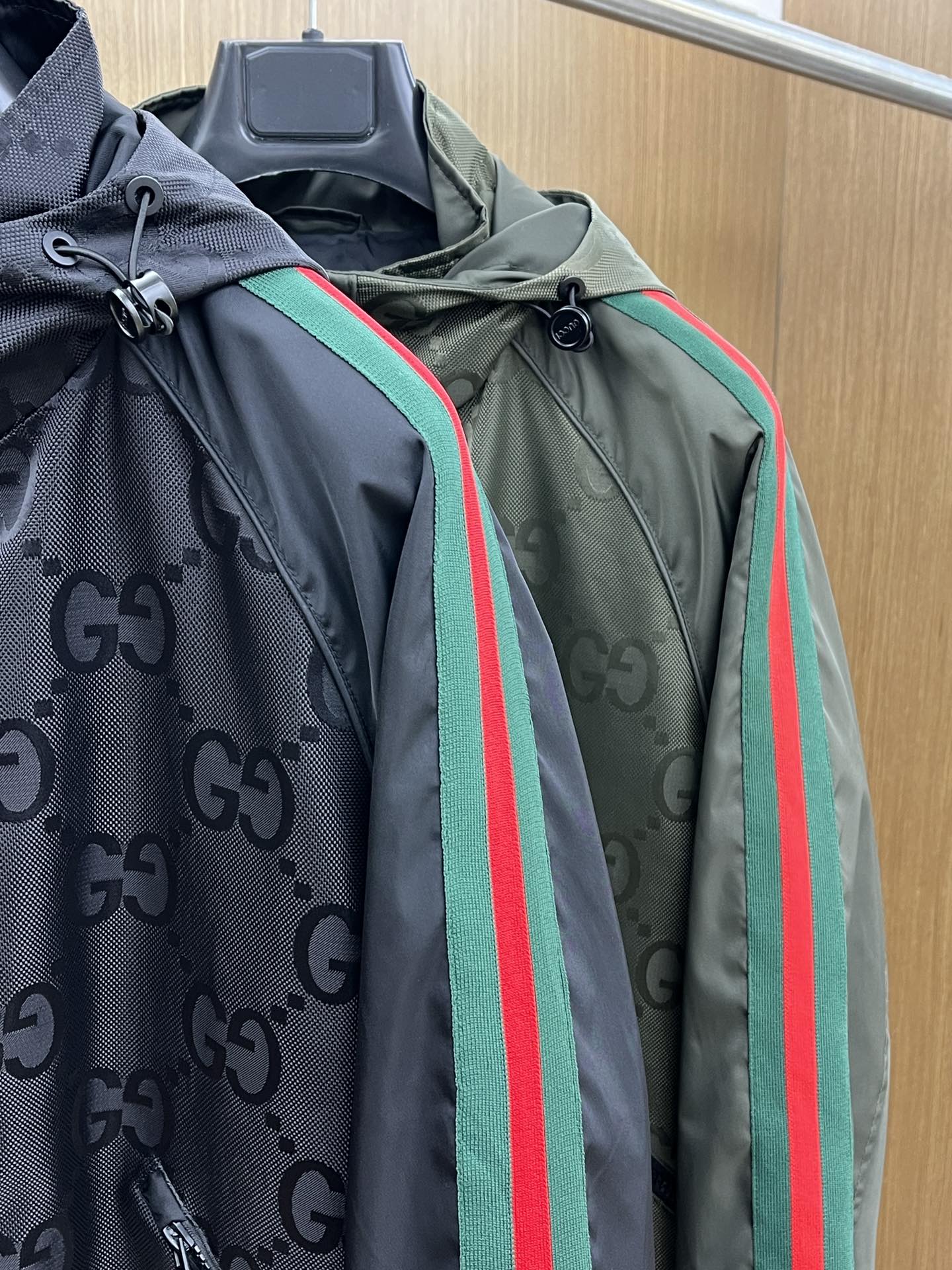秋冬 Guc 🔥🔥ss早秋新款发布古驰连帽夹克外套，双GG字母提花面料搭配绿红织带秋季爆款外套，颗粒绒面
