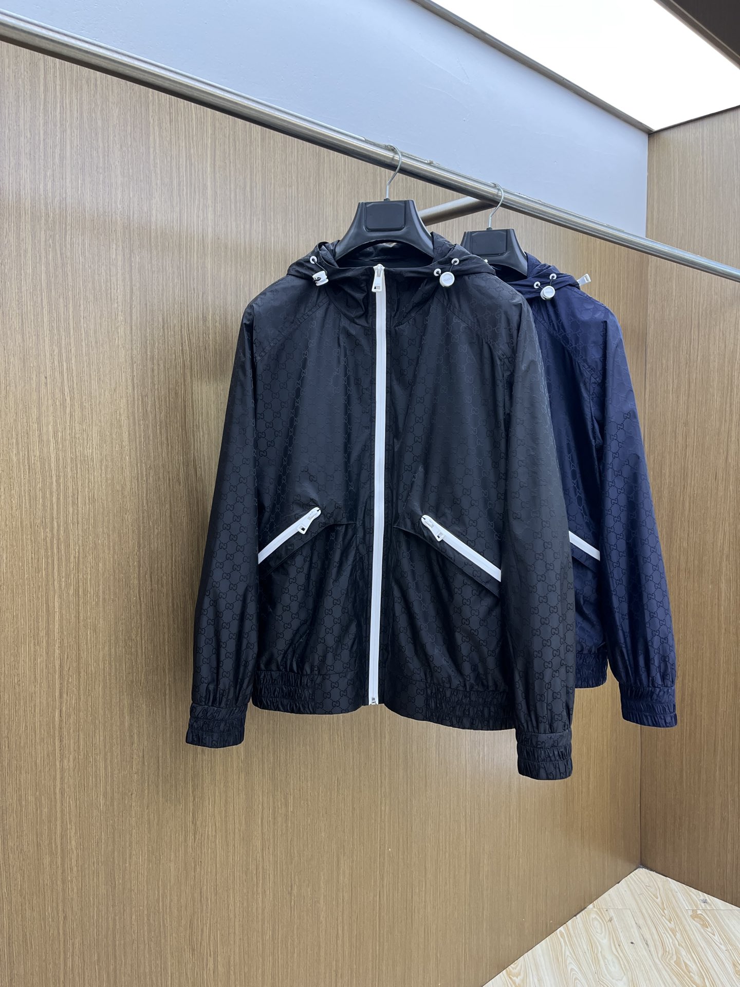 NO:522572,Autumn and Winter Guc 1945ss early autumn new Guc hooded jacket, double G letter jacquard fabric, autumn hot jacket, comfortable and slim when worn, fsh is lazy and casual, combined with clean and simple colors, it is particularly pleasing to look at, suitable for daily wear~ I love to launch sports items embellished with vibrant prints!  Size 48-56, gucci,gucci,jackets & coats,jackets & coats,hats,alexander wang19860909秋冬 Guc 1945ss早秋新款古驰连帽夹克外套,双G字母提花面料,秋季爆款外套,穿上就是舒适自在又显瘦的存在,fsh慵懒而随性,结合干净简单的色系就特别耐看,适合日常穿着~倾情推出缀饰活力印花的运动单品！ 尺码48-56,,gucci,gucci,jackets & coats,jackets & coats,hats,alexander wang,Men's clothing