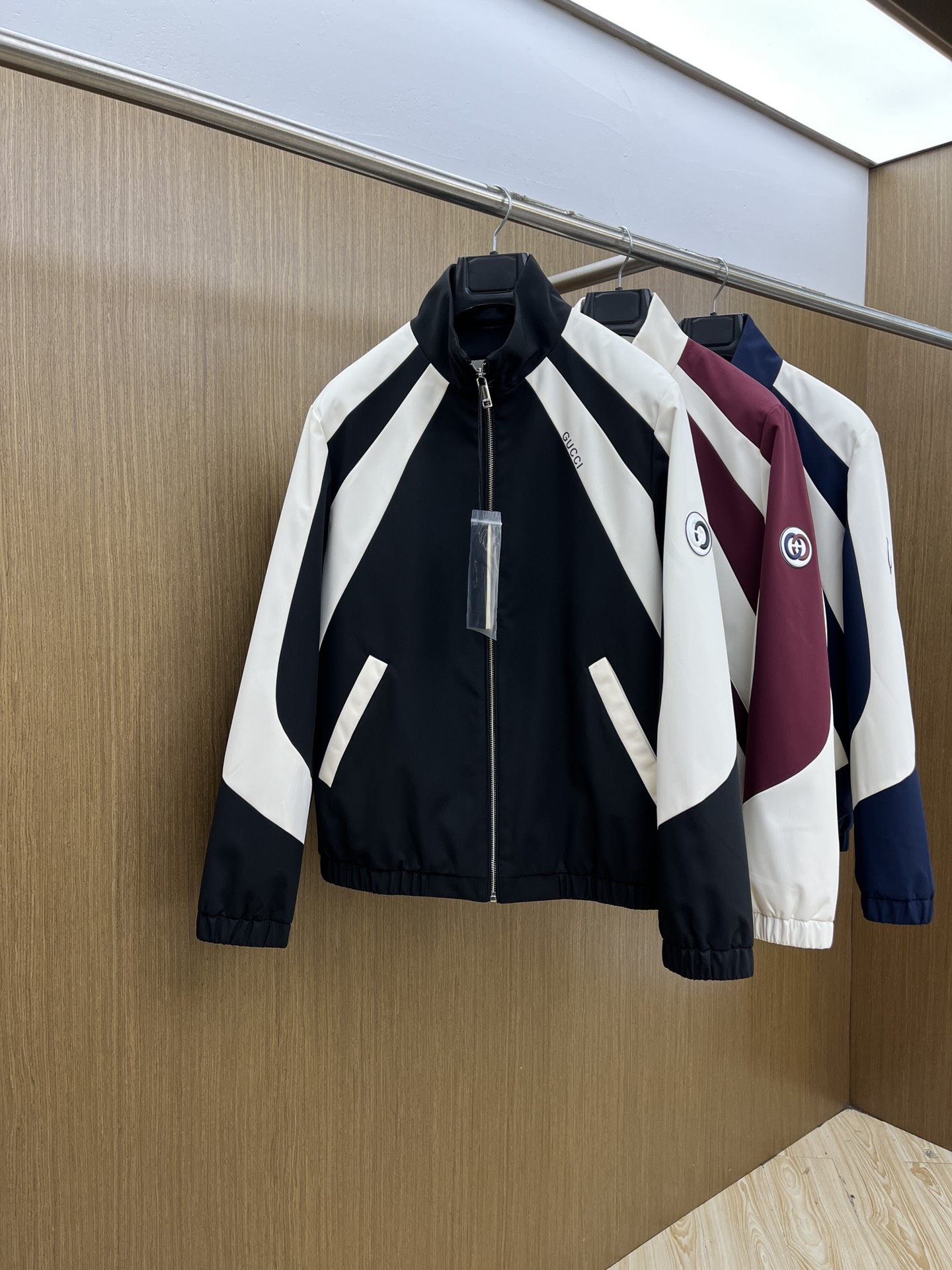 NO:522575,Autumn and Winter Guc 1945ss early autumn new men's clothing Guc stand-up collar jacket, logo print, autumn popular jacket, granular fleece fabric is comfortable and comfortable and slim, lazy and casual, fsh combined with clean and simple colors is particularly pleasing to look, suitable for daily wear~ I love to launch sports items embellished with vitality prints!  Size 48-56, gucci,gucci,jackets & coats,jackets & coats,alexander wang19860909秋冬 Guc 1945ss早秋新款男装 古驰立领夹克外套,logo印花,秋季爆款外套,颗粒绒面料穿上就是舒适自在又显瘦的存在,慵懒而随性,fsh结合干净简单的色系就特别耐看,适合日常穿着~倾情推出缀饰活力印花的运动单品！ 尺码48-56,,gucci,gucci,jackets & coats,jackets & coats,alexander wang,Men's clothing