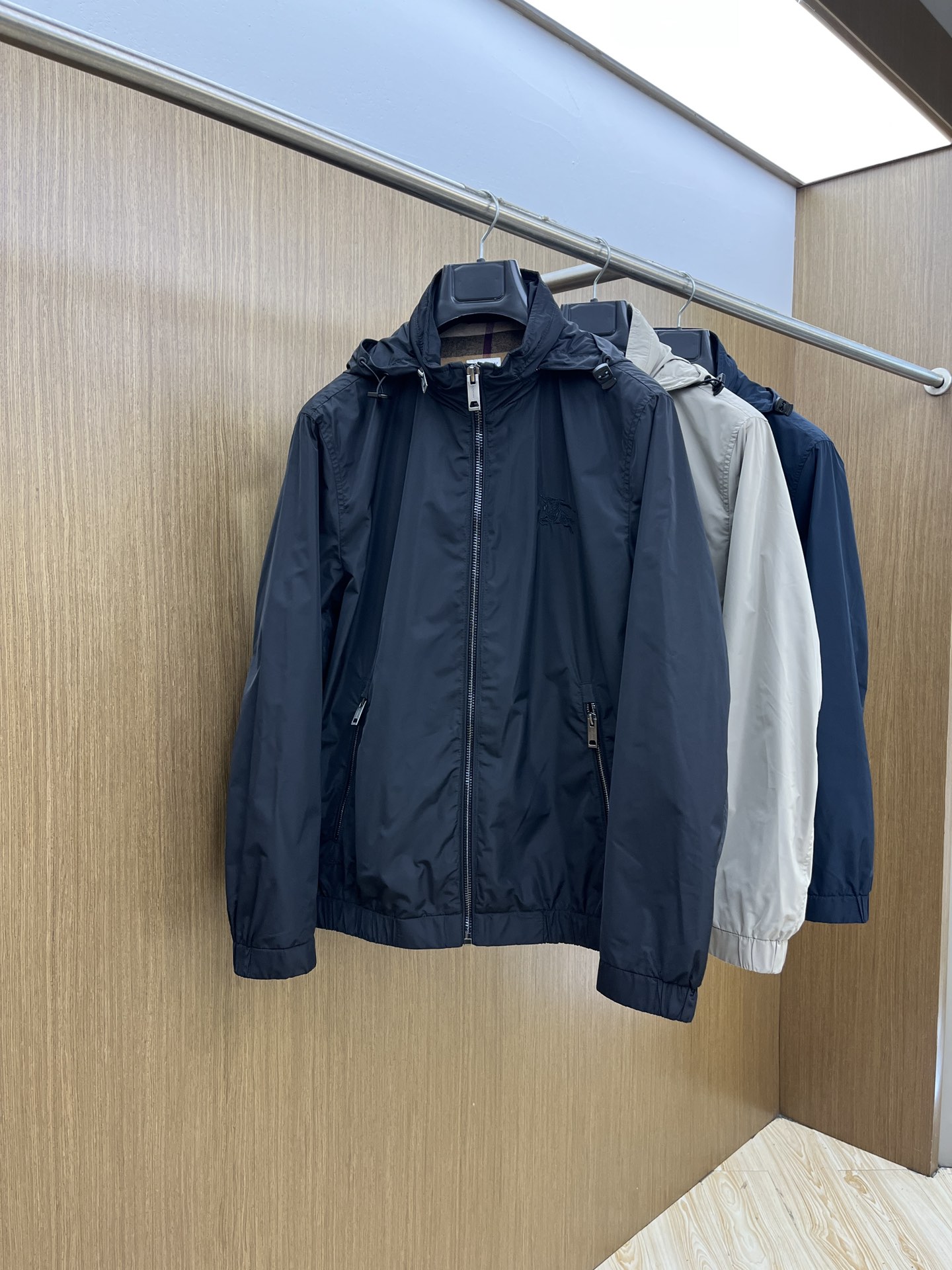 NO:540617,Autumn and Winter BBR 1945ss early autumn new style is released. Burberry hooded jacket jacket, autumn hot-sized thin cotton jacket, letter logo embroidery style is comfortable, comfortable and slim, lazy and casual, fsh combined with clean and simple colors is particularly pleasing to look, suitable for daily wear~ I love to launch sports items embroidered with vitality prints!  Size M-3XL, Burberry, Jackets & coats, Jackets & coats, Hats, Alexander wang19860909秋冬 BBR 1945ss早秋新款发布巴宝莉连帽夹克外套,秋季爆款夹薄棉夹克,字母logo刺绣款穿上就是舒适自在又显瘦的存在,慵懒而随性,fsh结合干净简单的色系就特别耐看,适合日常穿着~倾情推出缀饰活力印花的运动单品！ 尺码M-3XL,,burberry,jackets & coats,jackets & coats,hats,alexander wang,Men's clothing