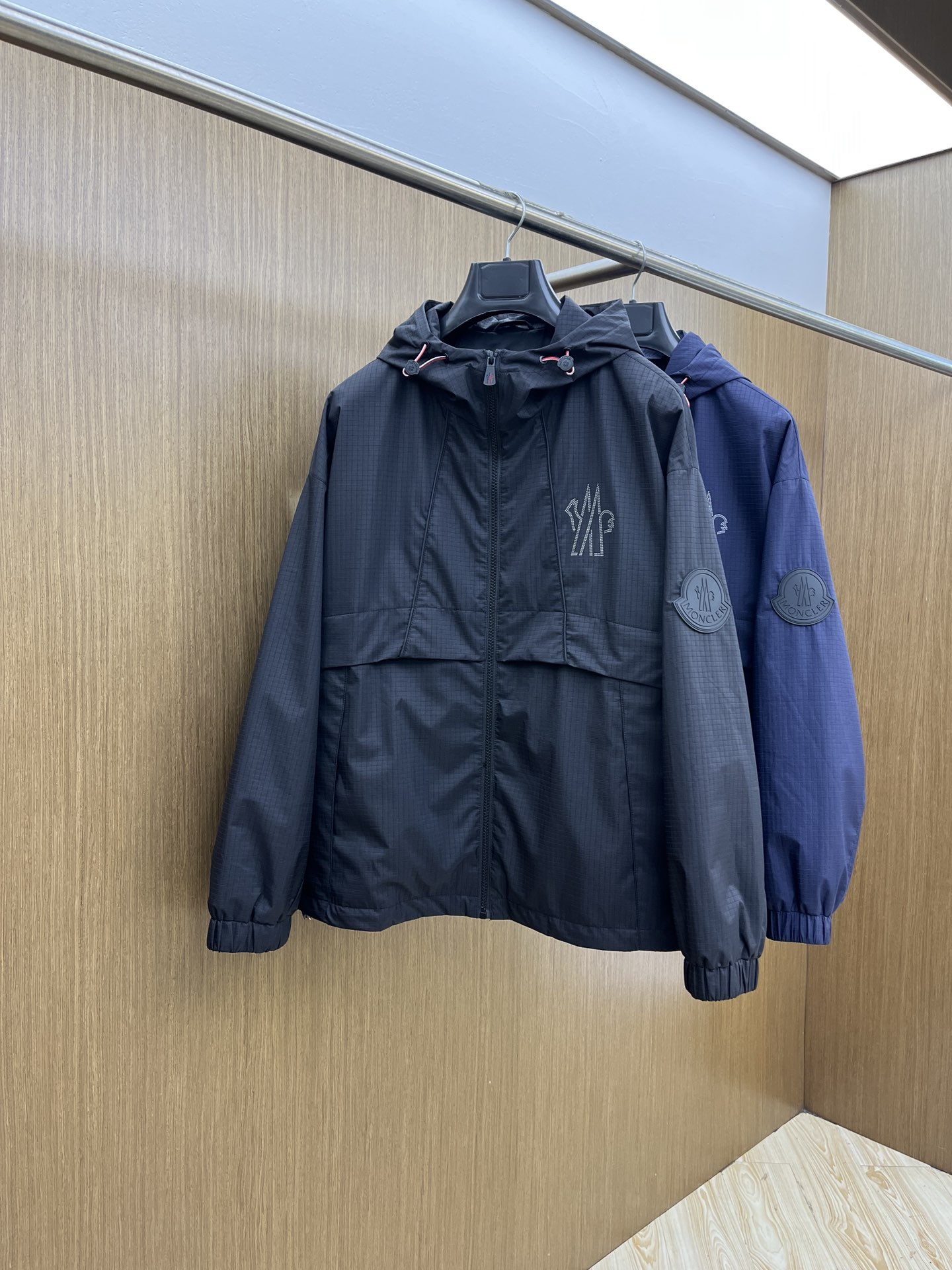 NO:540605,Autumn and Winter Mon 1945ss Autumn and Winter New Original Single Men's Casual Spring and Autumn Hooded Jacket Breathable and Comfortable High-end Customization High-version Fashion versatile imported fabrics Super soft and delicate touch, skin-friendly and comfortable to wear High-end boutique fsh OEM factory fine-made top body very good Men's essential items Complete three standards Number M-3XL, Jackets & coats, Hats, Alexander wang19860909秋冬 Mon 1945ss秋冬新款原单男士休闲春秋连帽夹克 透气舒适 高端定制 高版本 时尚百搭爆款进口面料 手感超柔软细腻 穿着亲肤舒适 高端精品 fsh代工厂精细做上身非常赞 男士必备单品 三标齐全 码数M-3XL,,jackets & coats,hats,alexander wang,Men's clothing