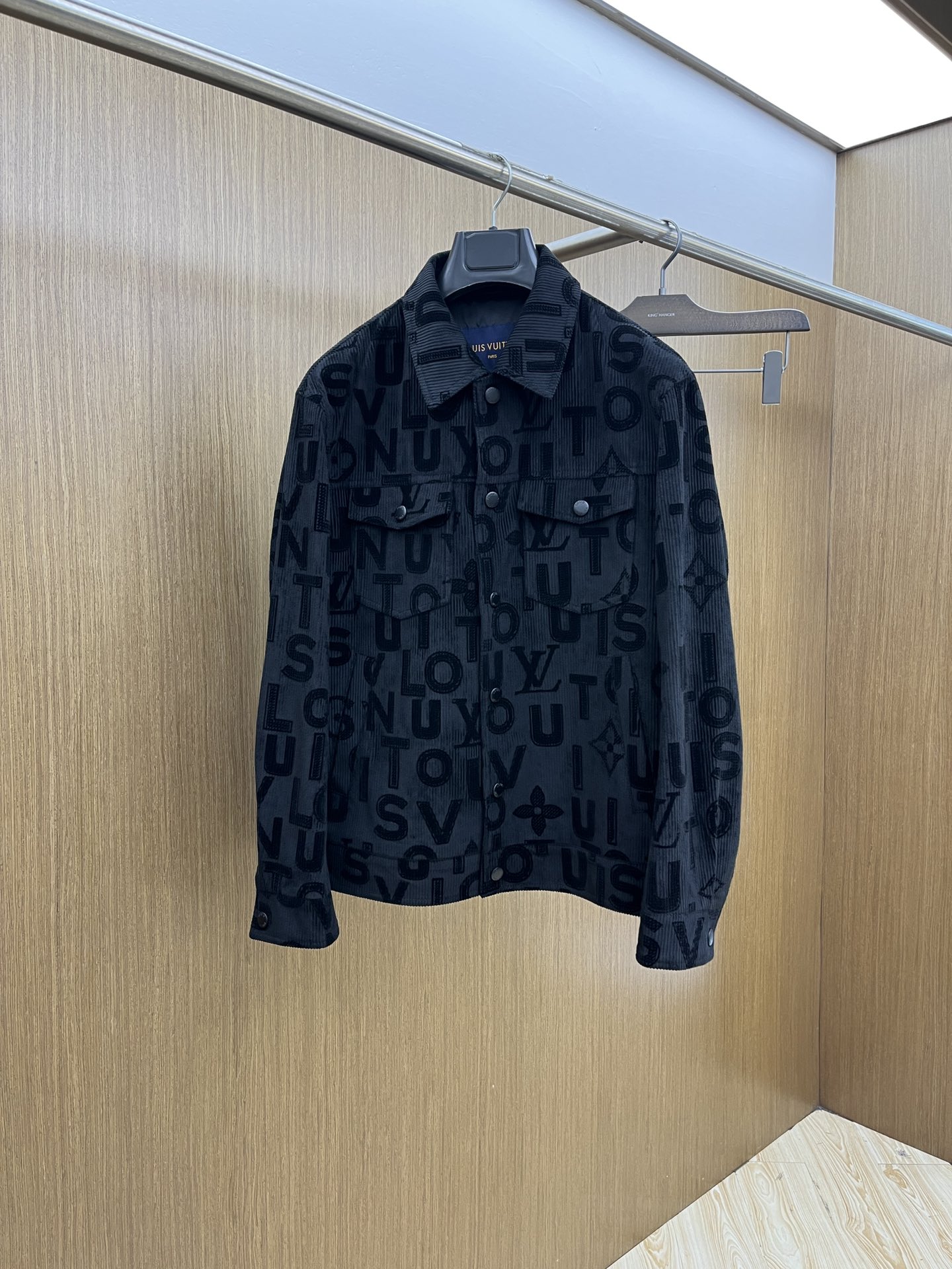 NO:540607,Autumn and Winter LV1945ss Autumn and Winter New Style The latest spring and autumn fashionable lapel jacket, a jacket with a classic design and appearance. Corduroy jacquard fabric. You can buy it directly without any fault. High-end products that cannot be criticized for quality control! Through the detailed pictures, you can feel its powerful aura. The fsh temperature-concentrating and keeping warm is significant, so you don’t have to worry about the chill at all! It is both fashionable and functional, and the whole style looks more luxurious and elegant! Size M-3XL, louis vuitton, jackets & coats,alexander wang19860909秋冬 LV1945ss秋冬新款 最新春秋时尚翻领外套,经典设计感与颜值爆棚的外套.灯芯绒提花面料 品质无法挑剔品控可以直接入手,不容过错的高端臻品！通过细节图片便可感受到它强悍的气场,fsh聚温保暖效果显著,完全不用担心会有一点寒意！时尚与功能性兼备,整款显得更加的奢华大气！ 尺码M-3XL,,louis vuitton,jackets & coats,alexander wang,Men's clothing