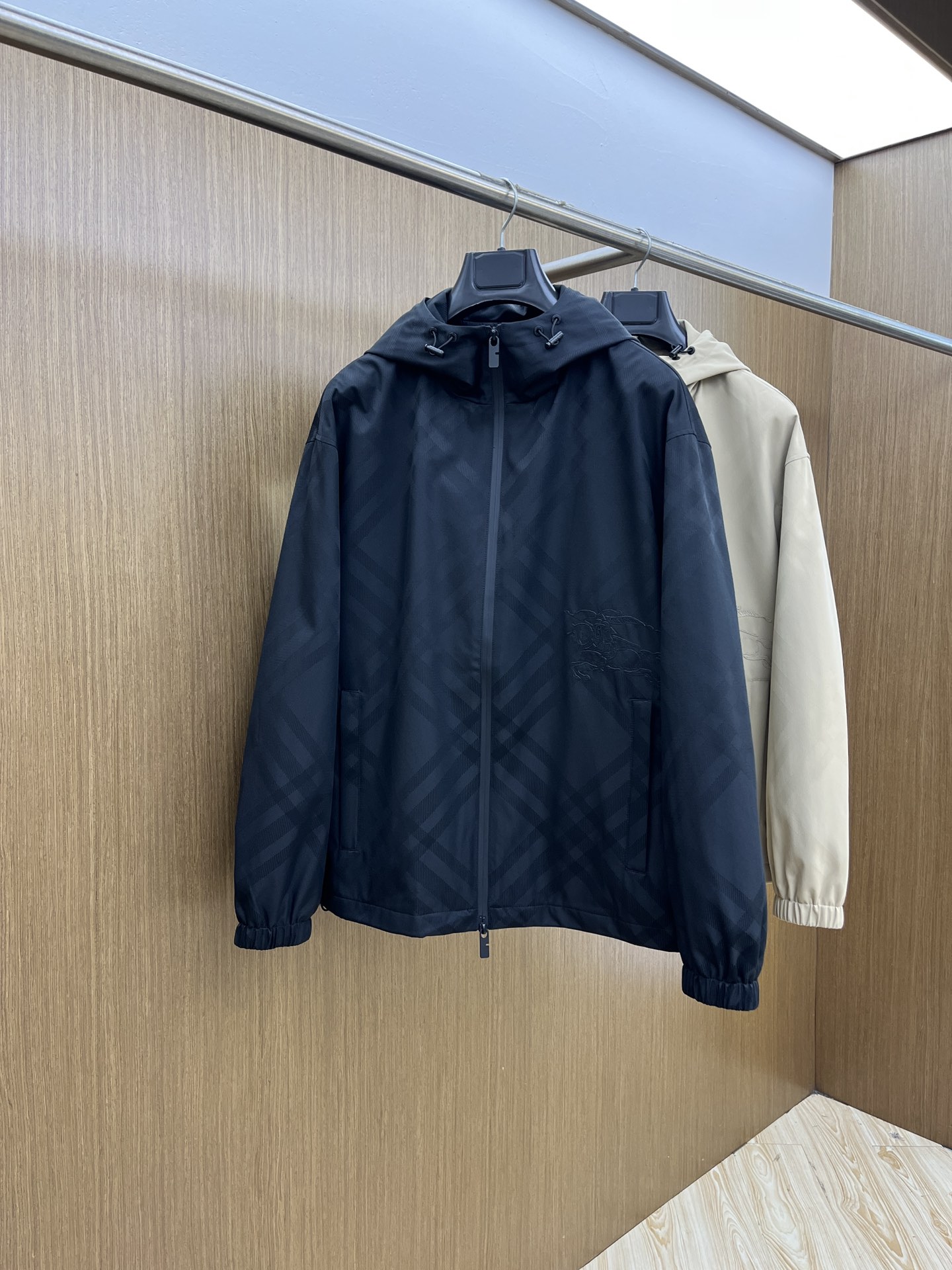 NO:539507,Autumn and Winter BBR 1945ss early autumn new style is released. Burberry hooded jacket, autumn hot jacket, plaid jacquard and horse embroidered jacket, it is comfortable and comfortable to wear, lazy and casual, fsh combined with clean and simple colors is particularly pleasing to look, suitable for daily wear~ I love to launch sports items embellished with vitality prints!  Size M-3XL, Burberry, Jackets & coats, Jackets & coats, Hats, Alexander wang19860909秋冬 BBR 1945ss早秋新款发布 巴宝莉连帽夹克外套,秋季爆款外套,格子提花战马刺绣款款外套,穿上就是舒适自在又显瘦的存在,慵懒而随性,fsh结合干净简单的色系就特别耐看,适合日常穿着~倾情推出缀饰活力印花的运动单品！ 尺码M-3XL,,burberry,jackets & coats,jackets & coats,hats,alexander wang,Men's clothing