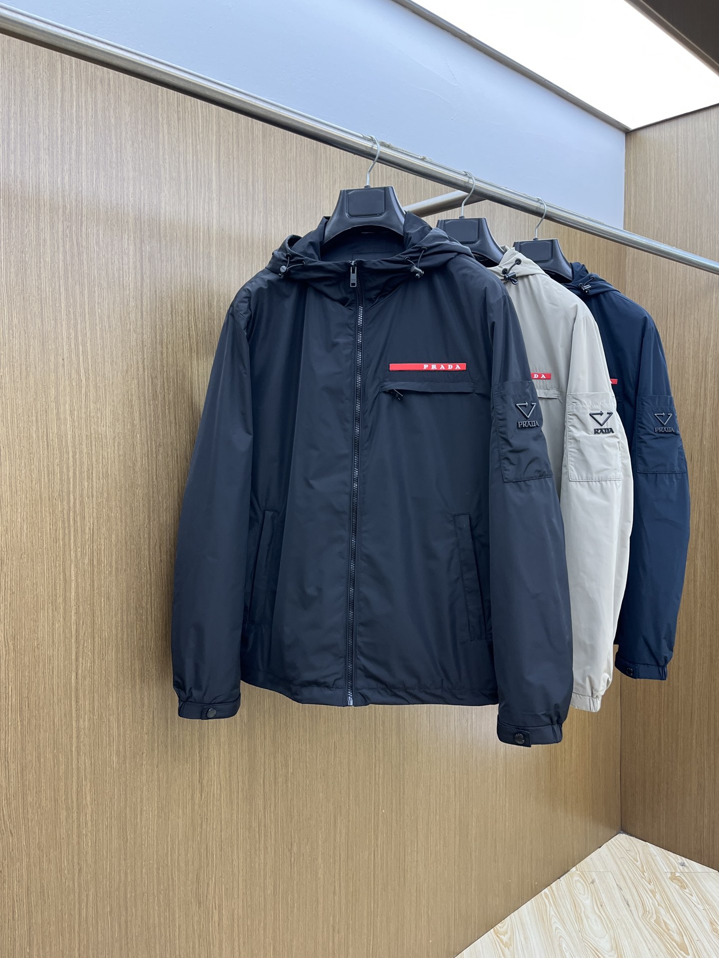 NO:539500,Autumn and Winter PD 1945ss early autumn new style is released. Prada hooded jacket, autumn hot jacket, red rubber strip logo. It is comfortable and comfortable to wear. FSH is lazy and casual, combined with clean and simple colors, and it is particularly pleasing to look at. It is suitable for daily wear. It is full of sports items embellished with vitality prints!  Size M-3XL, prada, jackets & coats, jackets & coats, hats, alexander wang19860909秋冬 PD 1945ss早秋新款发布 普拉达连帽夹克外套,秋季爆款外套,红色胶条Logo 穿上就是舒适自在又显瘦的存在,fsh慵懒而随性,结合干净简单的色系就特别耐看,适合日常穿着~倾情推出缀饰活力印花的运动单品！ 尺码M-3XL,,prada,jackets & coats,jackets & coats,hats,alexander wang,Men's clothing